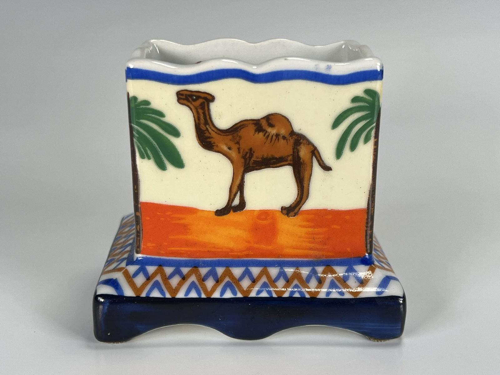 VINTAGE CAMEL CIGARETTES DESIGN HOLDER (1 of 5)