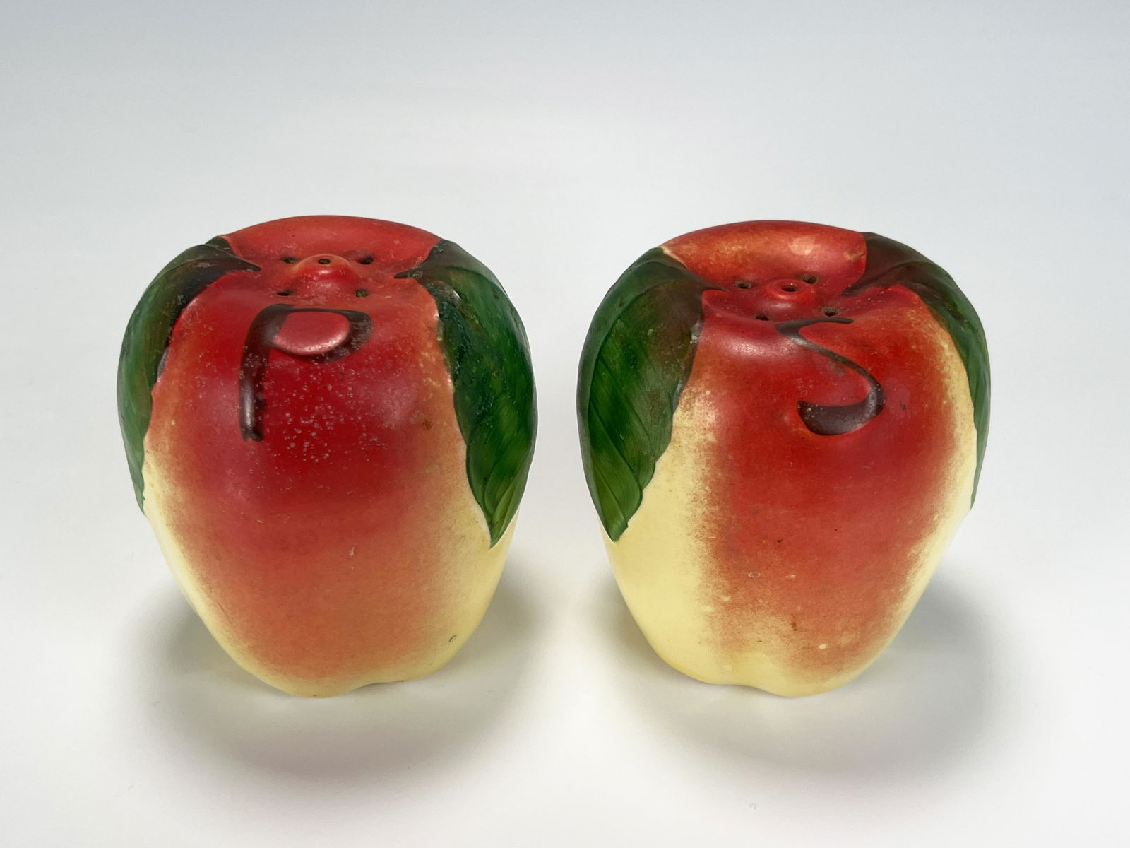 VINTAGE HULL APPLE FORM SALT & PEPPER (1 of 5)