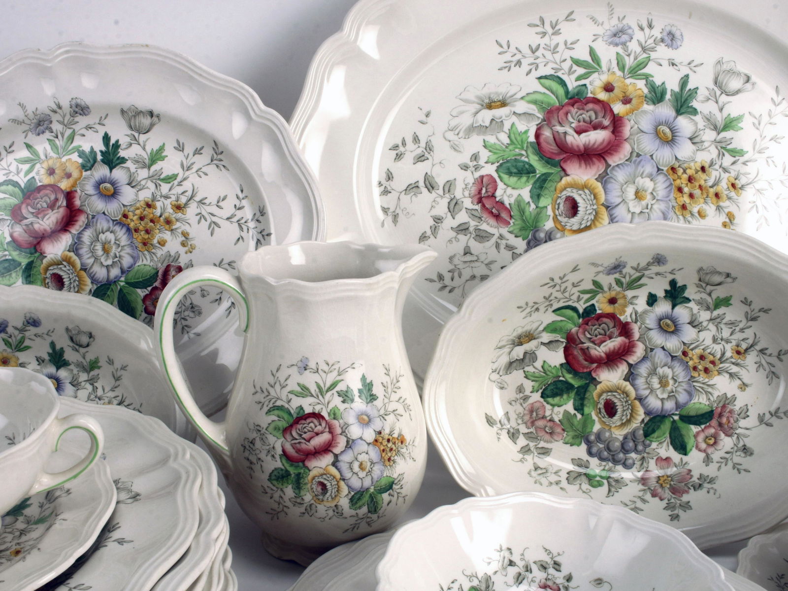 ROYAL DOULTON MALVERN PATTERN CHINA SERVICE (1 of 4)