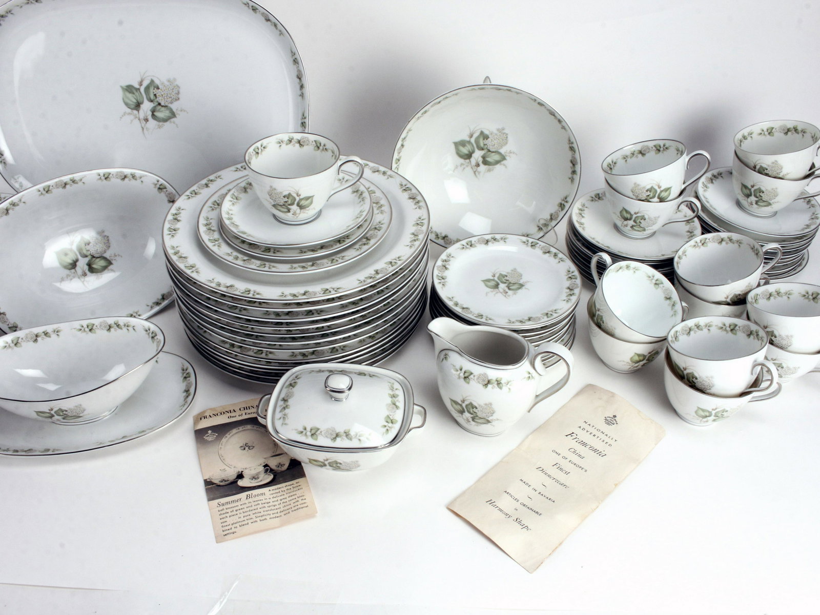 FRANCONIA SUMMER BLOOM CHINA SERVICE MCM: FRANCONIA SUMMER BLOOM CHINA SERVICE MCM Mid Century Franconia-Krautheim "Summer Bloom" porcelain dinner service, Selb Bavaria, Germany. 12 Dinner plates, 12 salad plates,