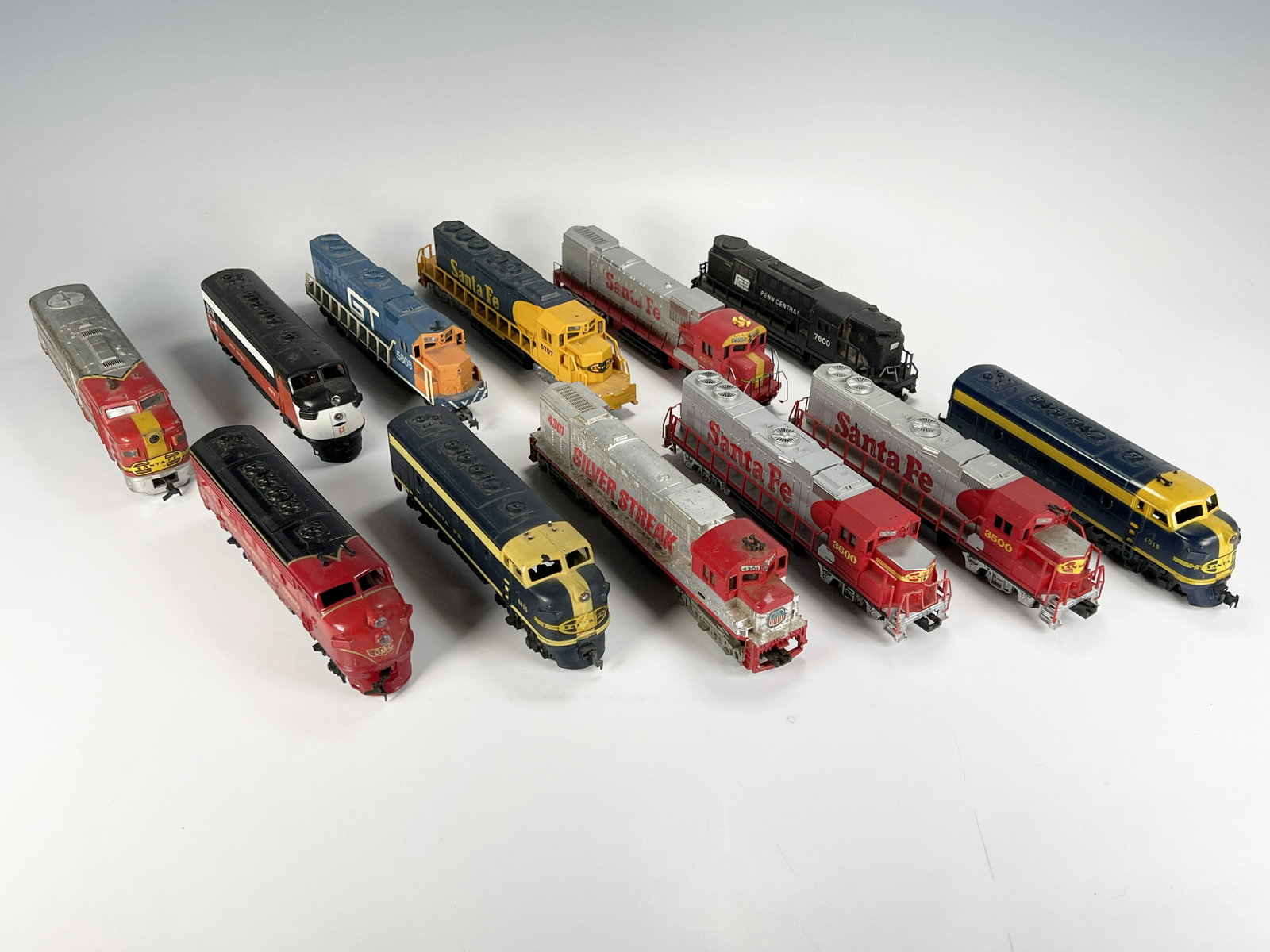 LOT OF HO SCALE MODEL RAILROAD LOCOMOTIVES (1 of 7)