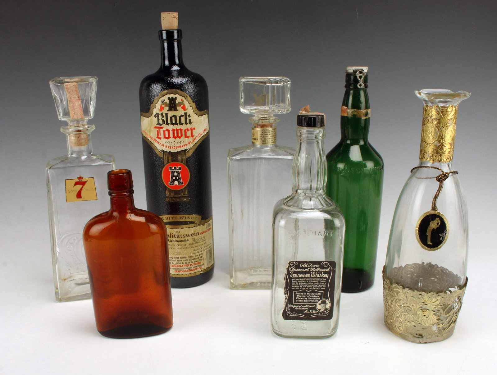 VINTAGE LIQUOR & BEER BOTTLES: VINTAGE LIQUOR & BEER BOTTLES Assorted collection of vintage liquor and beer bottles 14 1/2" x 3 1/2" Shipping: