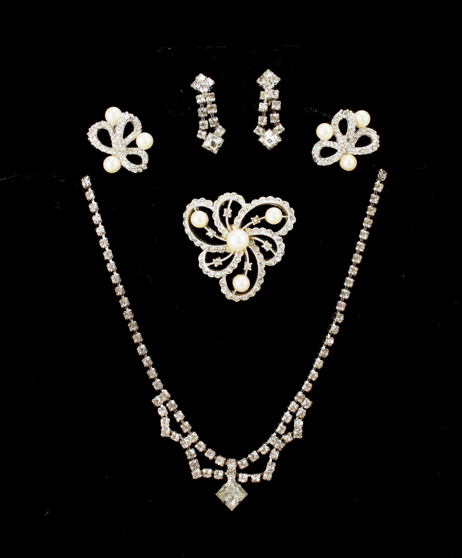 COSTUME RHINESTONE PEARL JEWELRY LOT MARVELLA: COSTUME RHINESTONE PEARL JEWELRY LOT MARVELLA Marvella rhinestone & pearl costume pin & earrings. Lot also includes rhinestone necklace and drop earrings.