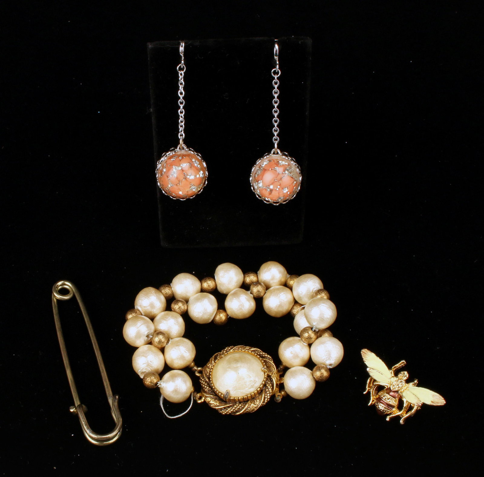 VINTAGE JEWELRY LOT FLORENZA, KILT PIN, EARRINGS: VINTAGE JEWELRY LOT FLORENZA, KILT PIN, EARRINGS Florenza bracelet, fly pin, bauble drop earrings, and a kilt pin. Bracelet: 8" Sh