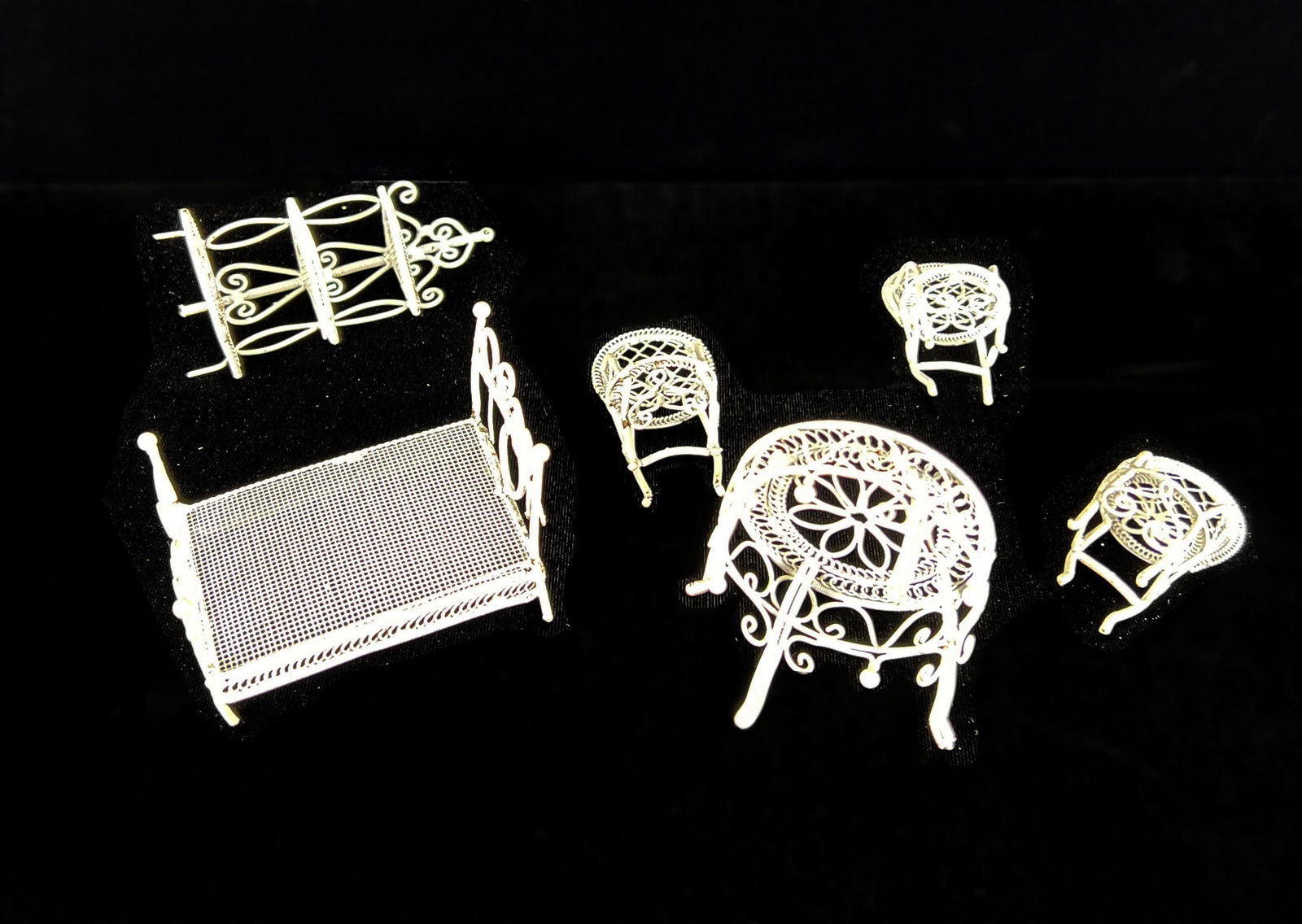 VINTAGE DOLL HOUSE WHITE FURNITURE (1 of 2)