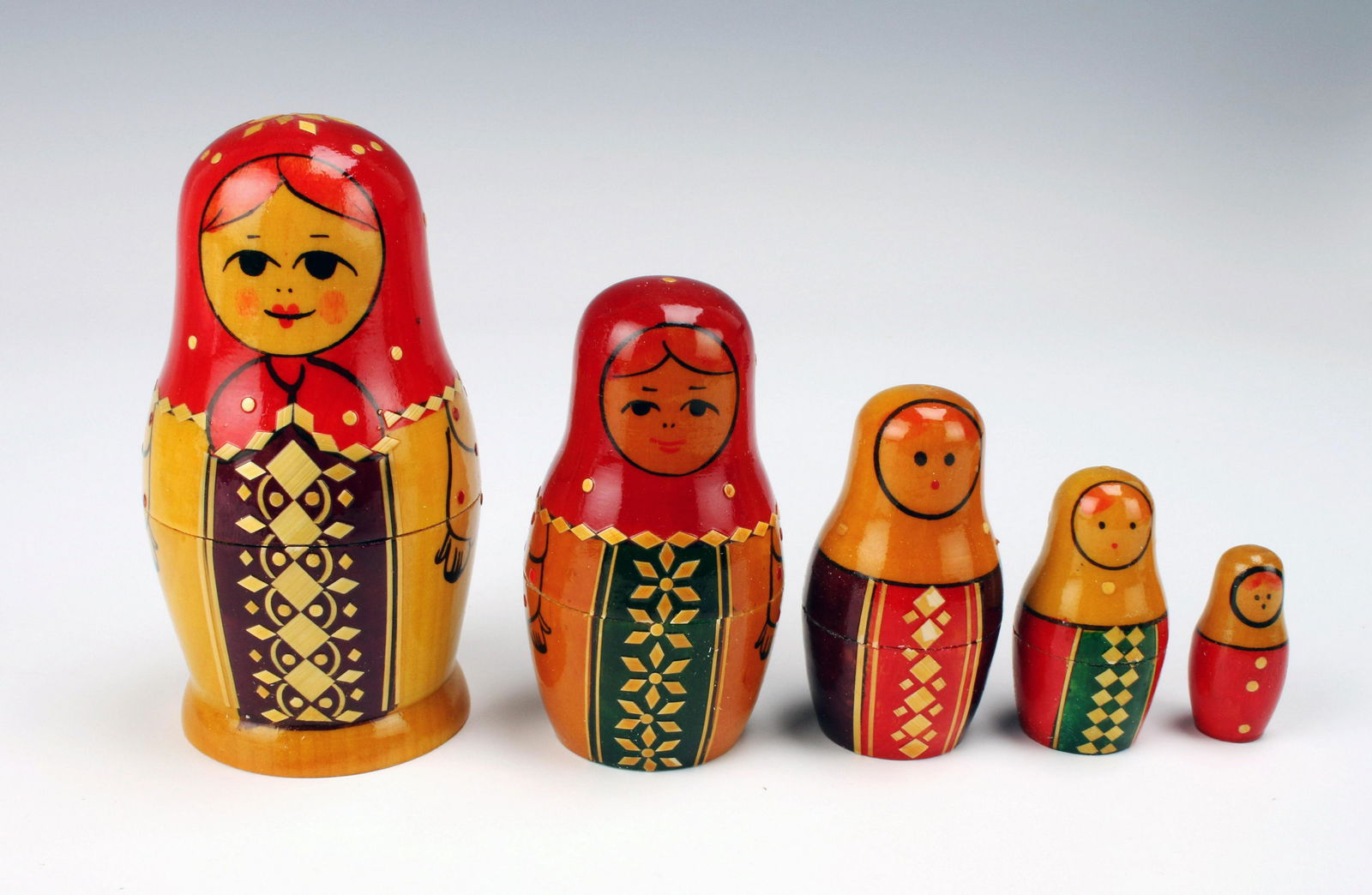 VINTAGE RUSSIAN MATRYOSHKA PEASANT NESTING DOLLS: VINTAGE RUSSIAN MATRYOSHKA PEASANT NESTING DOLLS Five piece Russian peasant family nesting dolls. Hand painted in costumes d