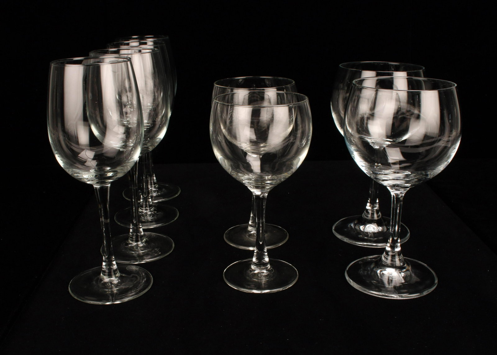 RED & WHITE WINE GLASS LOT: RED & WHITE WINE GLASS LOT 4 white wine/all purpose wine glasses, 2 smaller red wine and 2 larger red wine glasses. 8" Shippin
