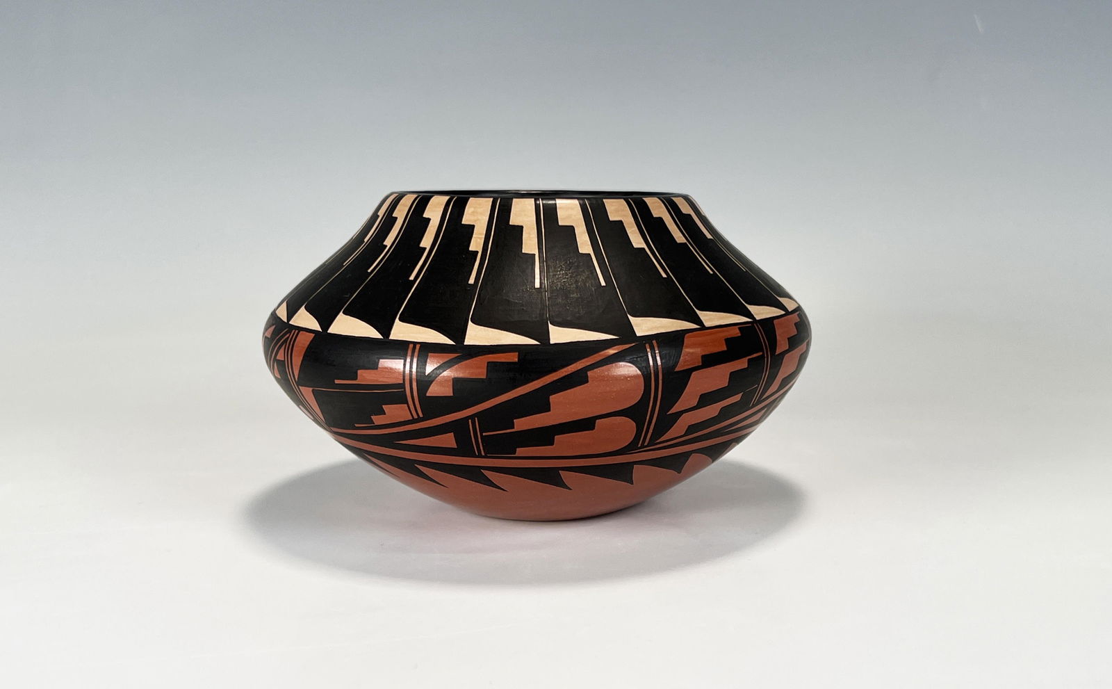 JEMEZ NEW MEXICO POTTERY VASE SIGNED (1 of 4)