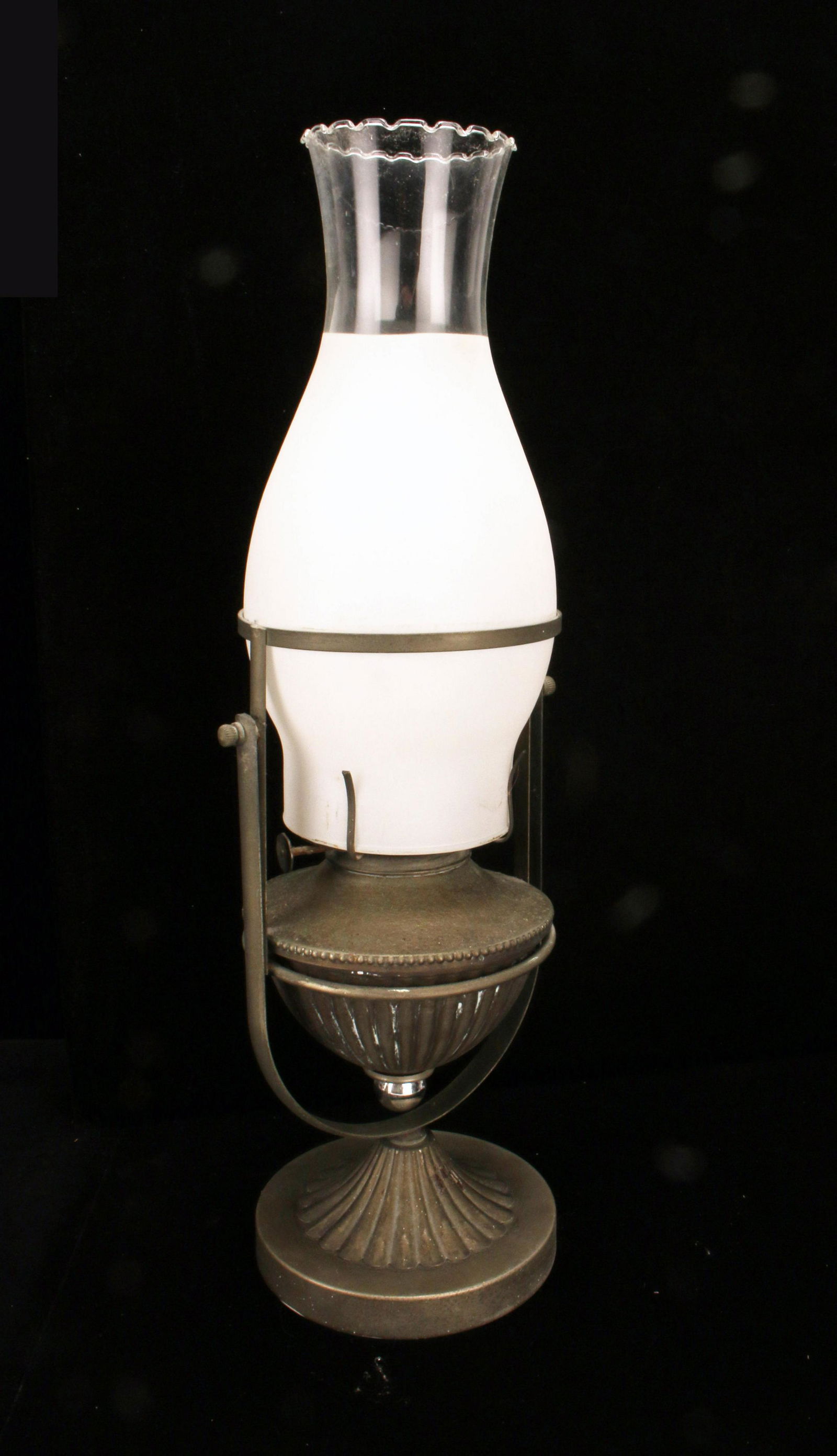 VINTAGE GLASS HURRICANE SWIVEL OIL LAMP (1 of 3)