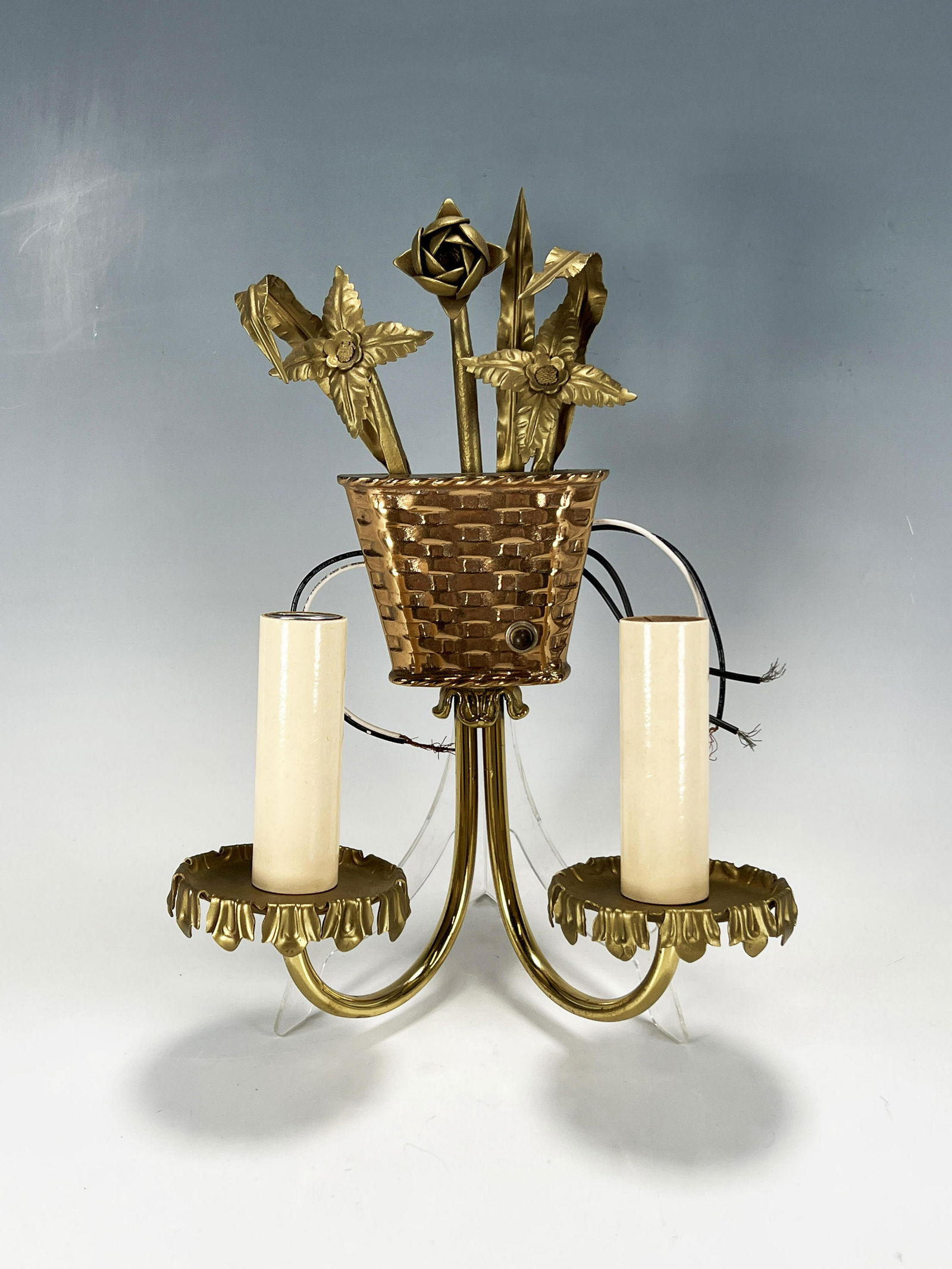 VINTAGE ELECTRIC WALL SCONCE (1 of 4)