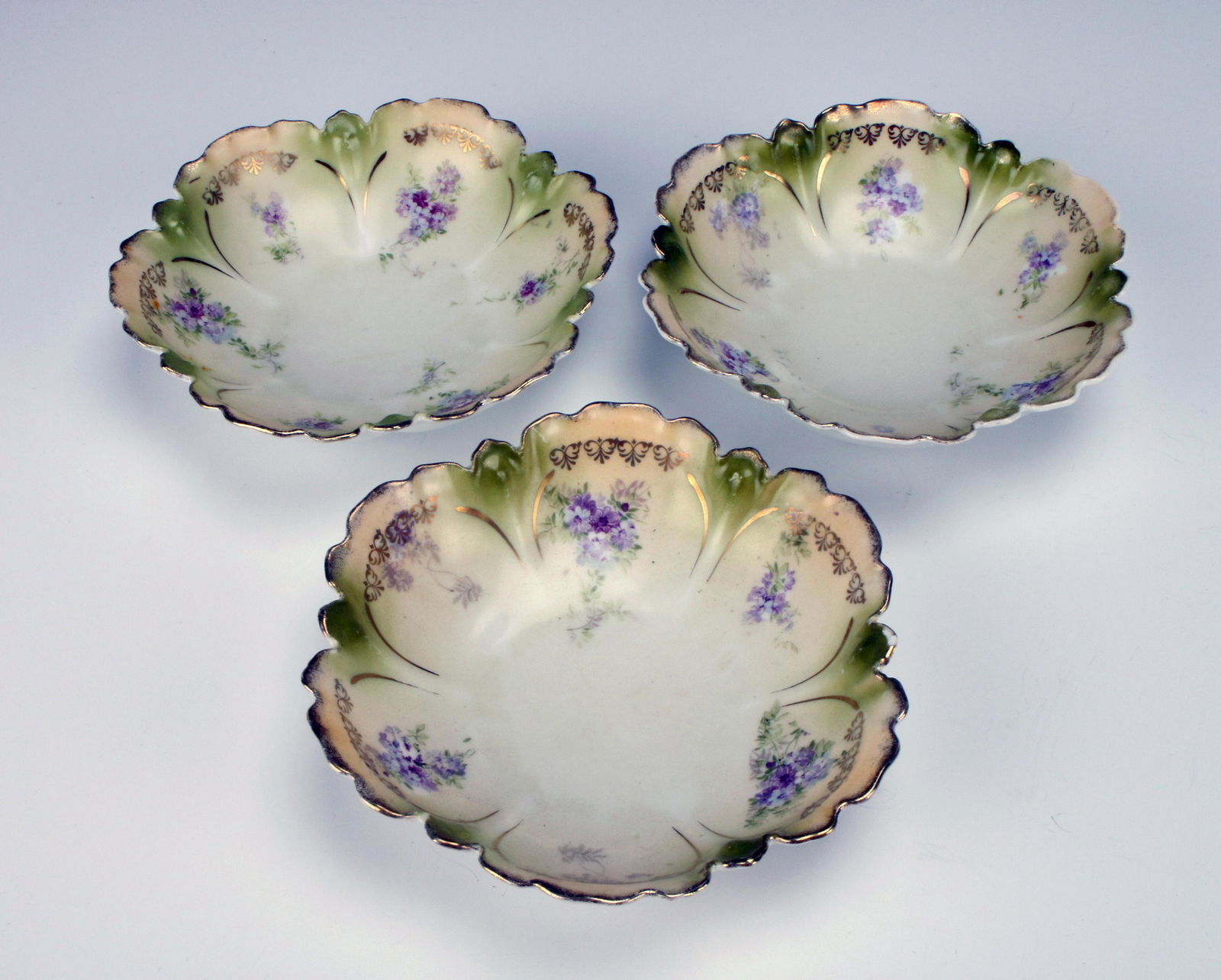 THREE SMALL CONTINENTAL PORCELAIN FLORAL BOWLS (1 of 2)