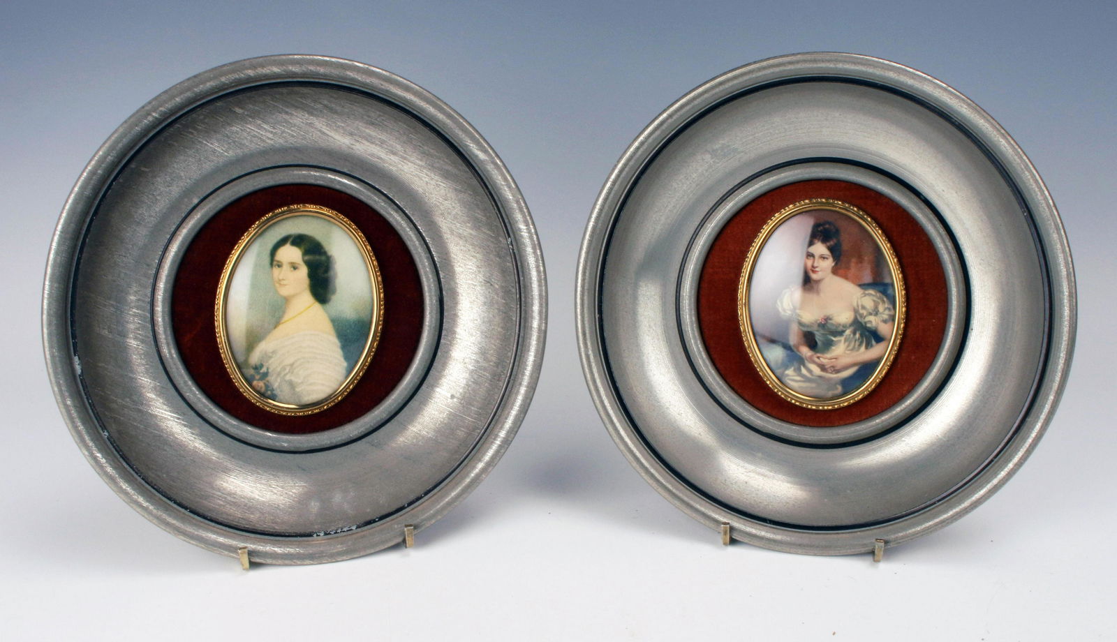 VINTAGE PAIR COUNTESS WALL PLAQUES (1 of 4)
