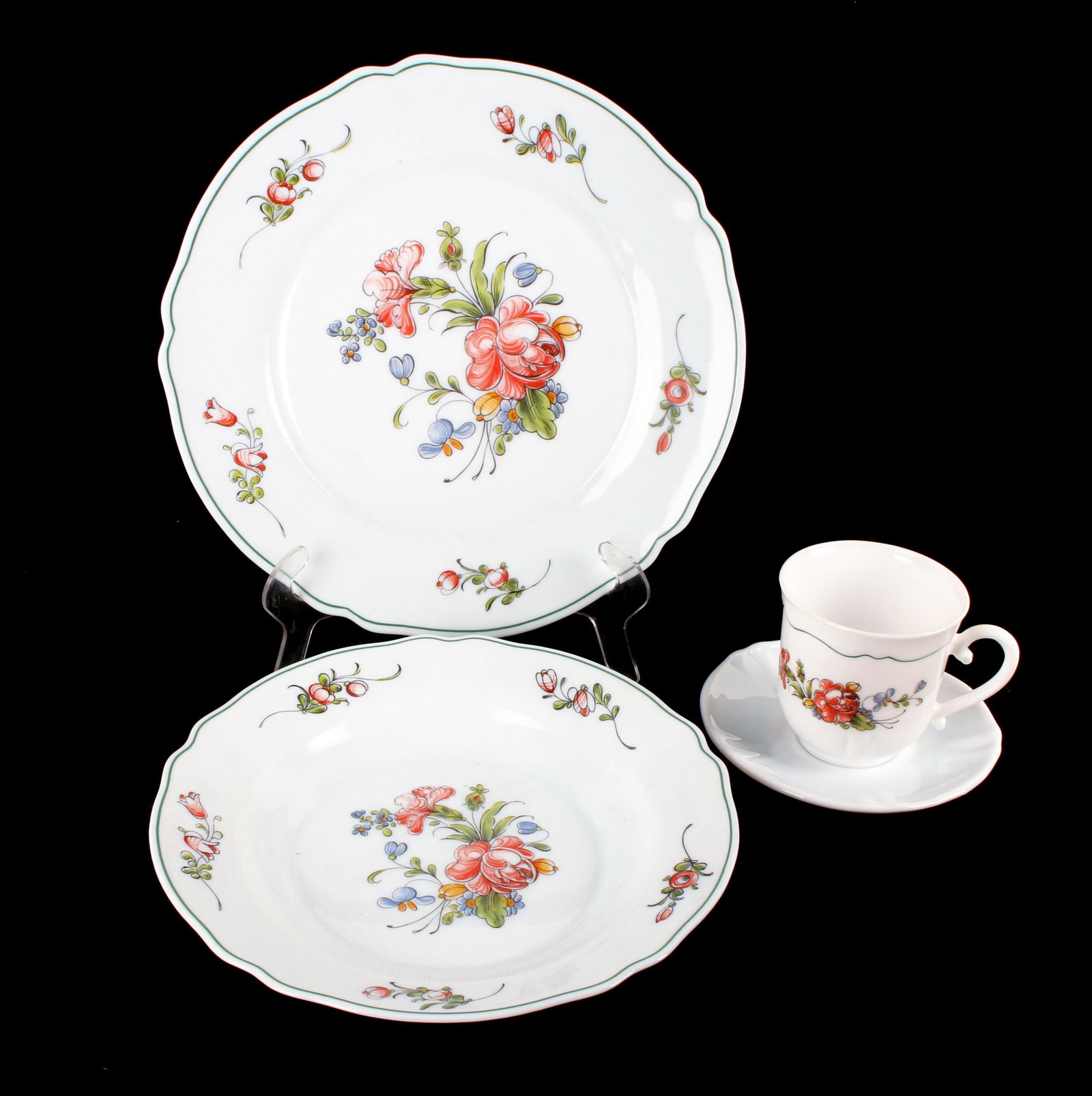 SET OF 4 VINTAGE ARCOPAL PROVINCIAL FLORAL: SET OF 4 VINTAGE ARCOPAL PROVINCIAL FLORAL Dinner plate, salad plate, cup, and saucer set of 4. Floral design. 10" Shipping: