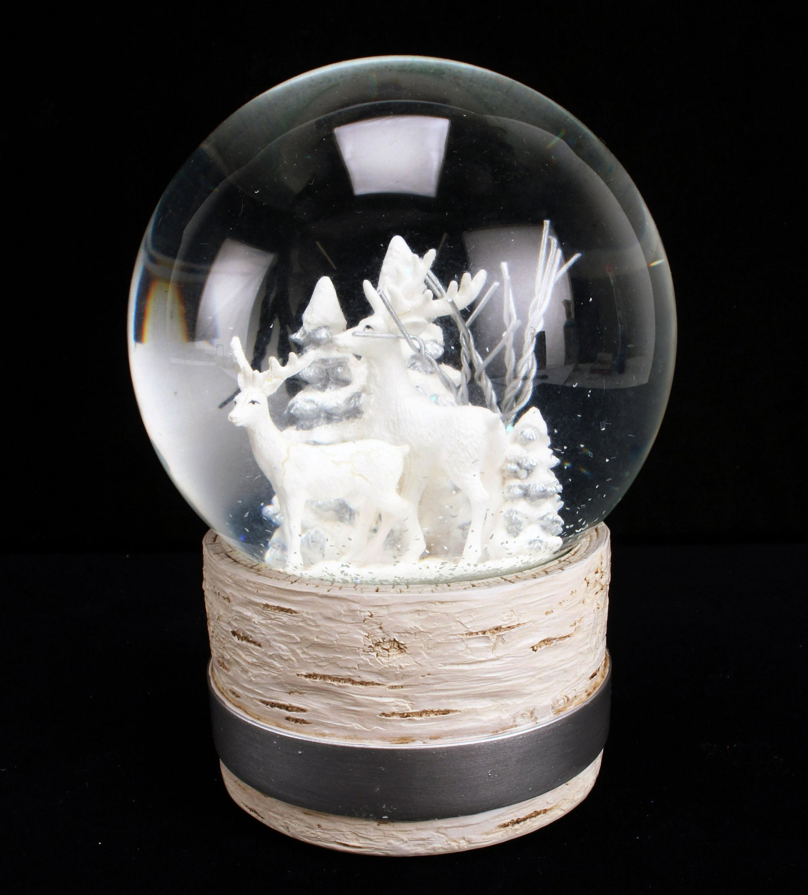 WINTER SCENE MUSICAL SNOWGLOBE: WINTER SCENE MUSICAL SNOWGLOBE Features deer posing in a forest during winter. 4 1/2" X 7" Shipping: