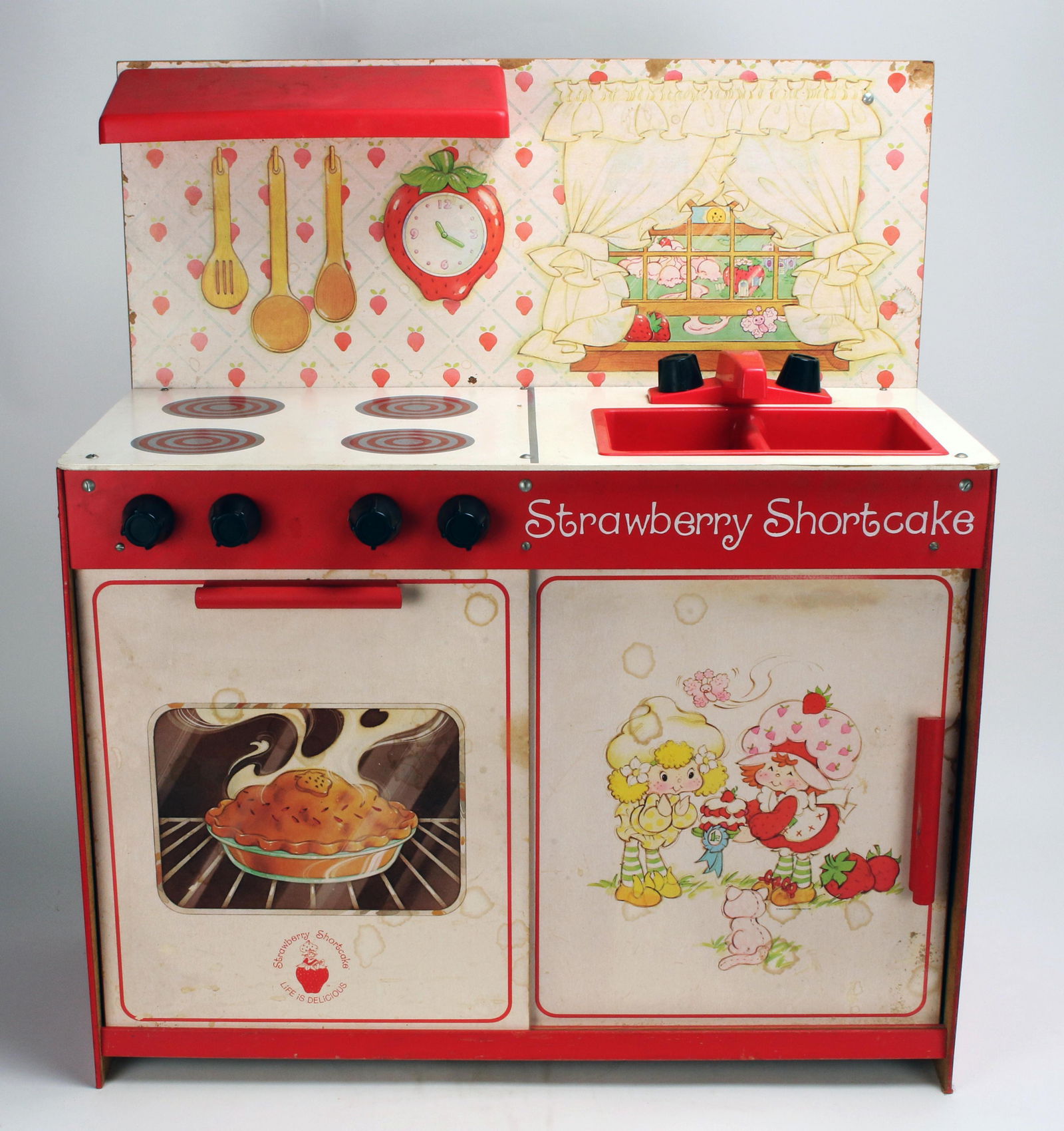 VINTAGE 1980'S STRAWBERRY SHORTCAKE KITCHEN KENNER: VINTAGE 1980'S STRAWBERRY SHORTCAKE KITCHEN KENNER Manufactured by Kenner in the 1980's. 27" X 12 1/2" X 31" Shipping:</