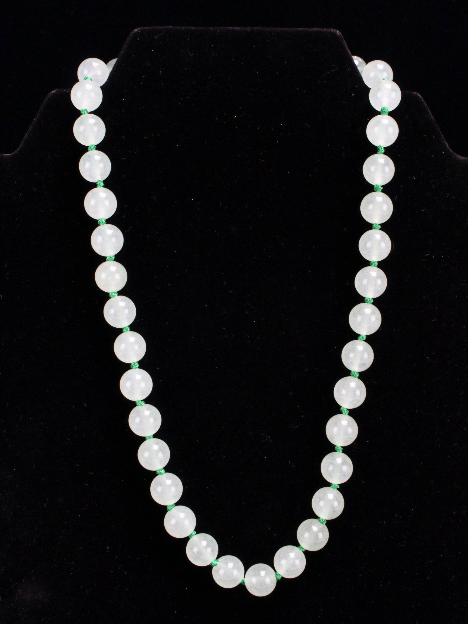LIGHT GREEN JADE ROUND BEAD NECKLACE (1 of 3)