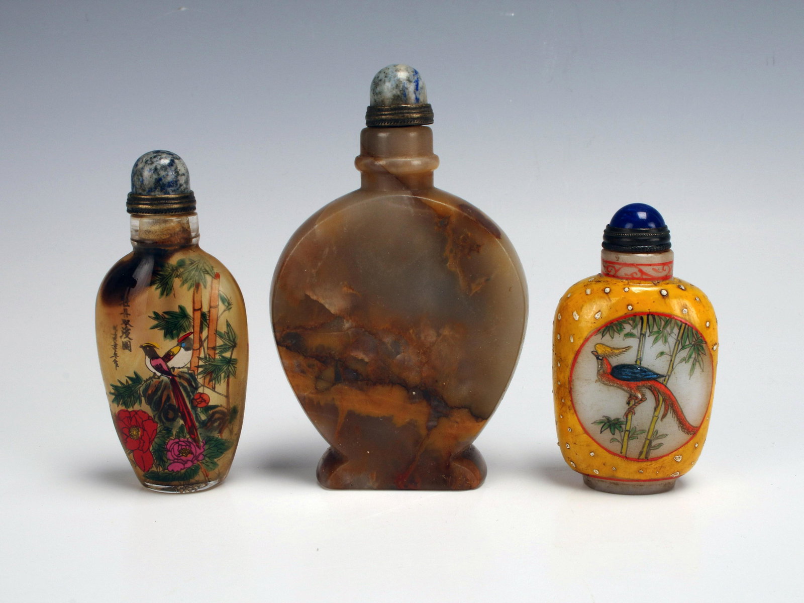 THREE CHINESE SNUFF BOTTLES (1 of 9)