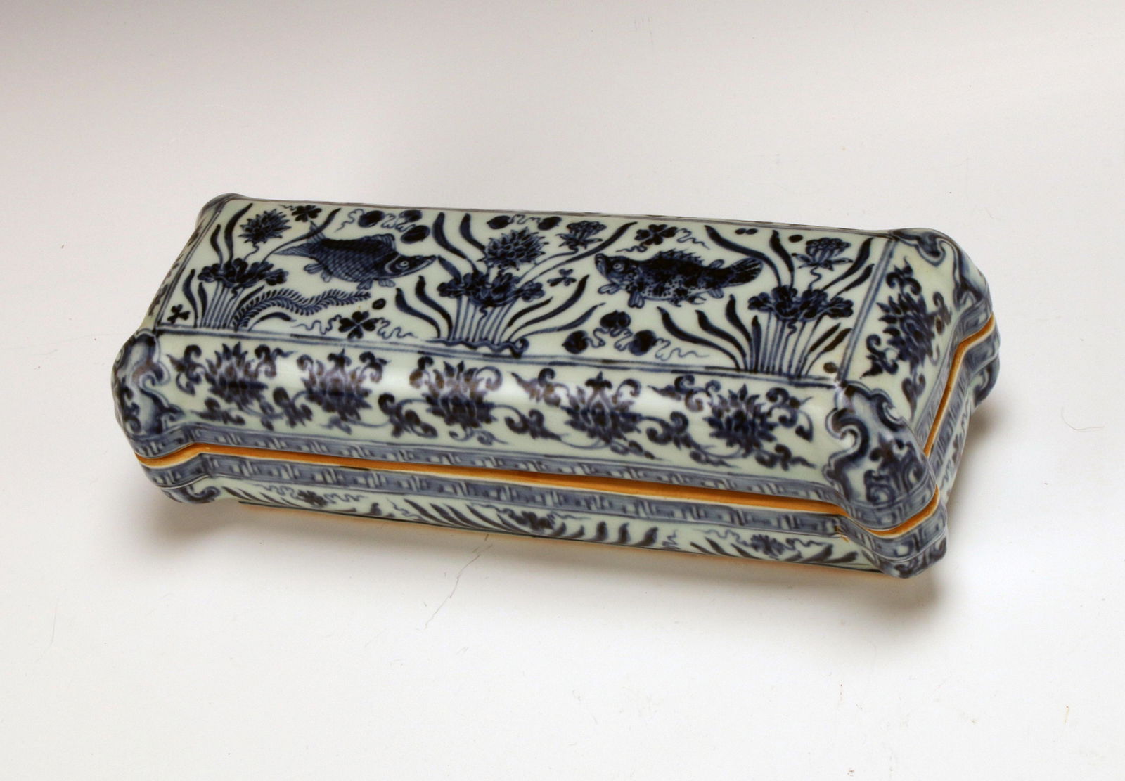 CHINESE LONG PORCELAIN FISH LIDDED MING DYNASTY BOX (1 of 10)