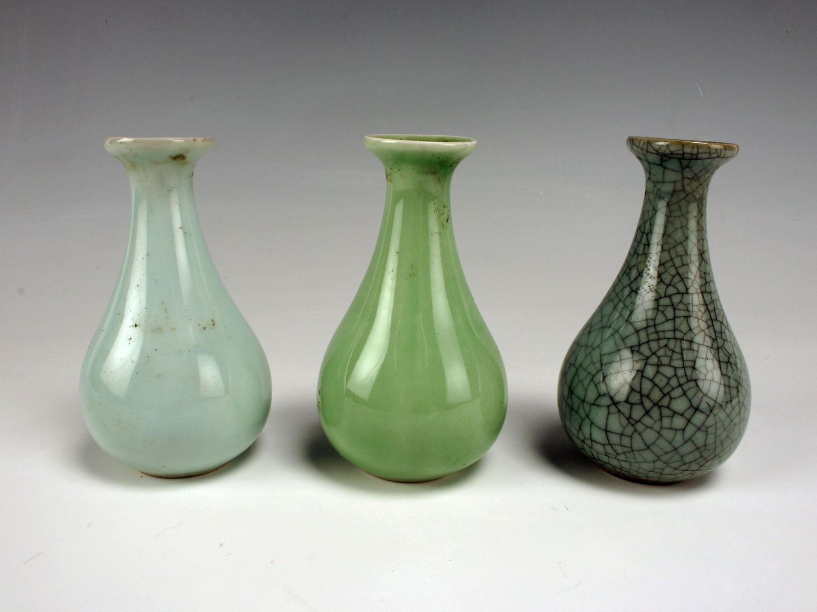 THREE CHINESE SMALL BOTTLE VASES (1 of 5)