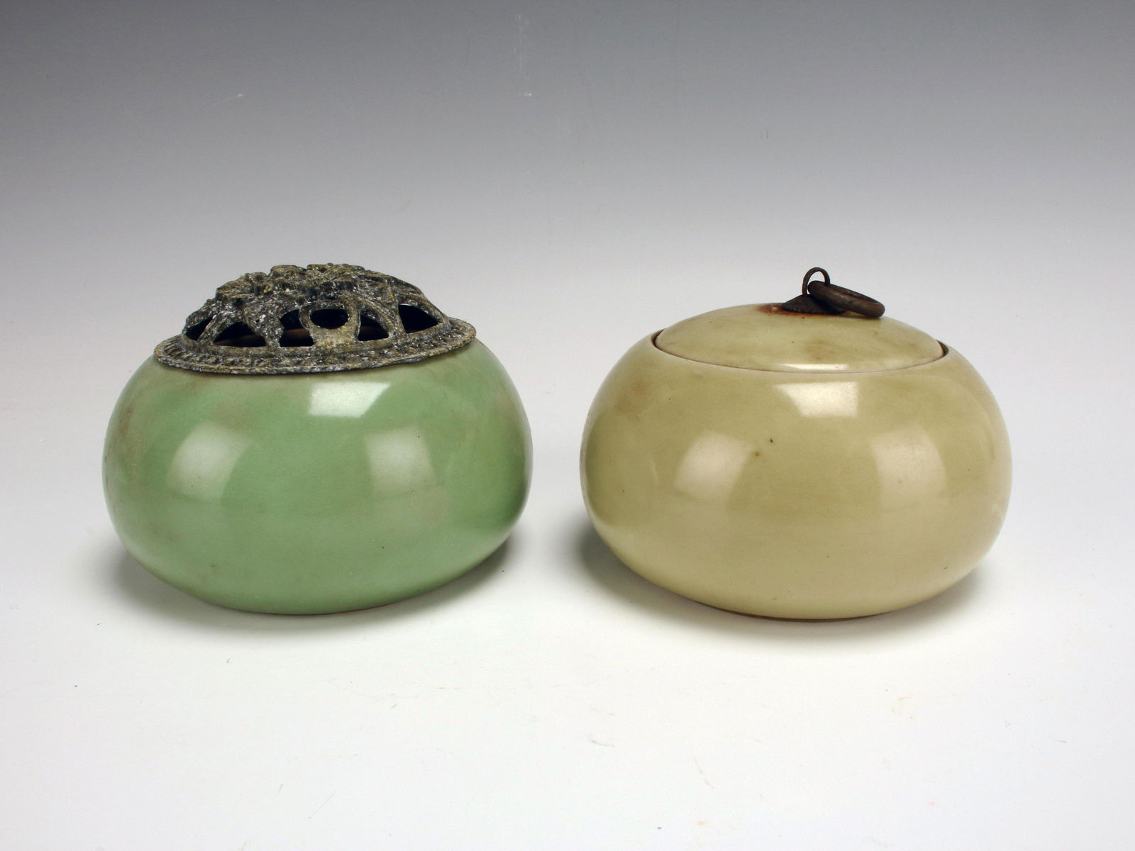 TWO CHINESE LIDDED PORCELAIN BOXES (1 of 8)