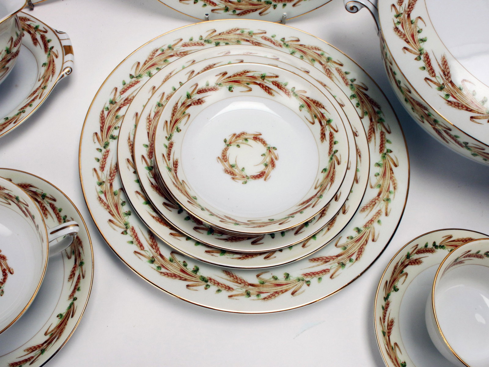 MCM NARUMI HARVEST PORCELAIN SERVICE FOR 12: MCM NARUMI HARVEST PORCELAIN SERVICE FOR 12 Beautiful Mid Century Modern Narumi Kingsley Harvest pattern set. 12 dinner plates, 12 salads plates, 12 bread plates (1 chipped, 12 fruit bow
