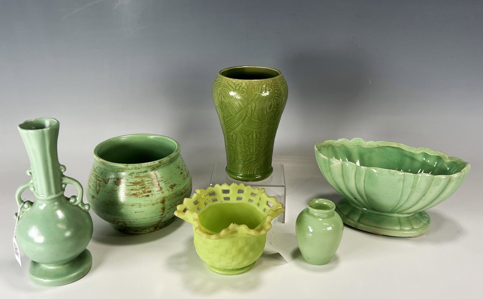 GREEN PORCELAIN AND GLASS LOT WITH FENTON & HULL (1 of 4)