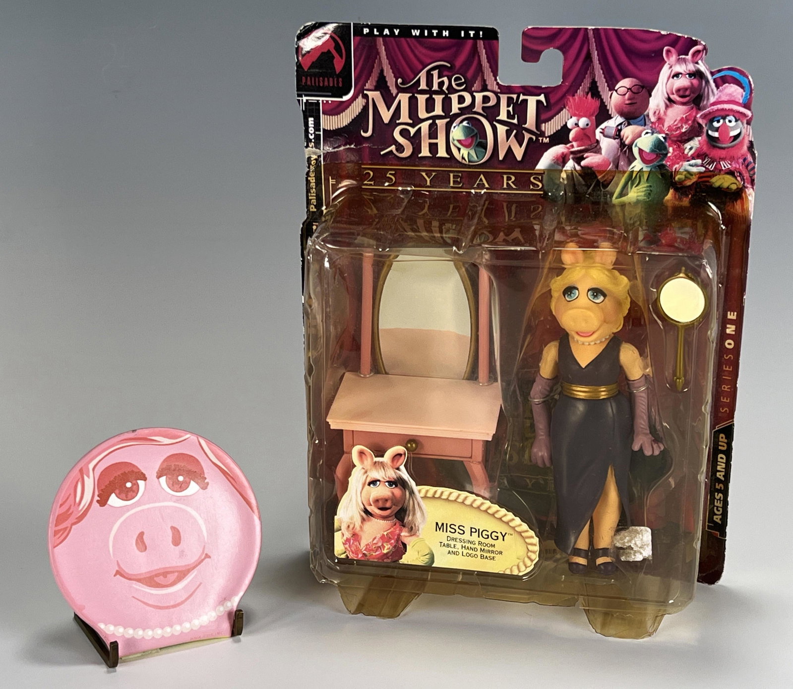 25TH ANNIVERSARY MUPPET SHOW MISS PIGGY FIGURE AND COMPACT: 25TH ANNIVERSARY MUPPET SHOW MISS PIGGY FIGURE AND COMPACT 2th Anniversary of the Muppet Show Miss Piggy figure and accessories in original packaging by Palisades Toys. Double sided sof