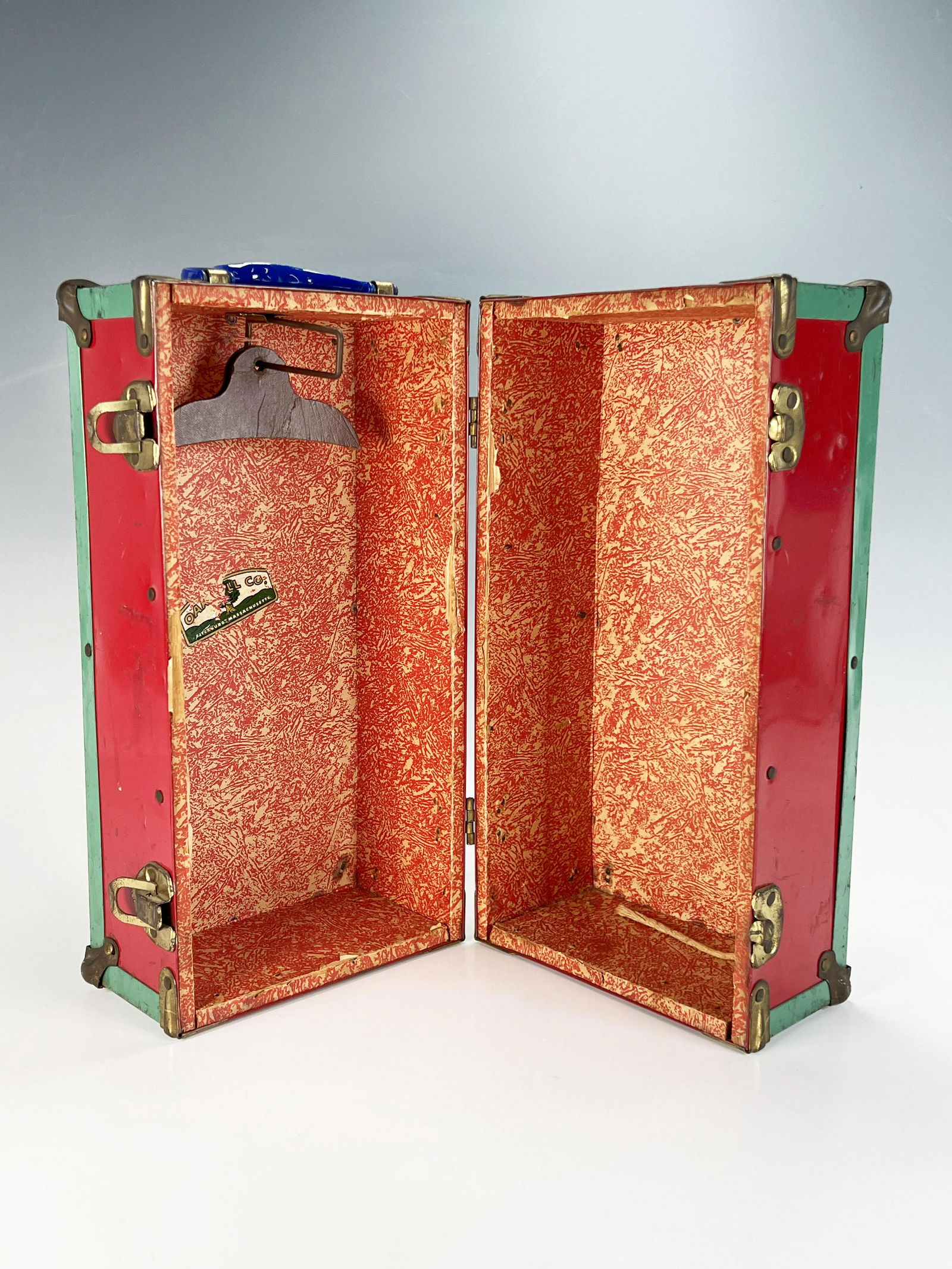 VINTAGE DOLL CARRYING CASE (1 of 6)