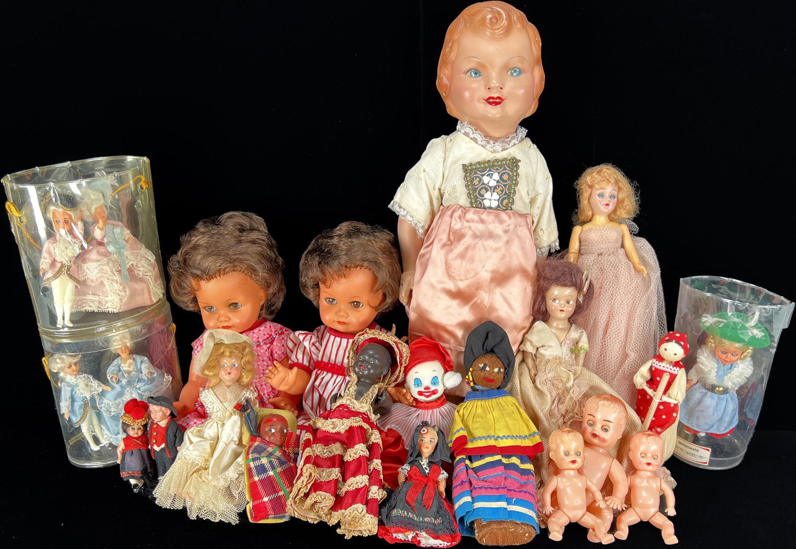 LARGE COLLECTIBLE LOT OF VINTAGE DOLLS (1 of 7)