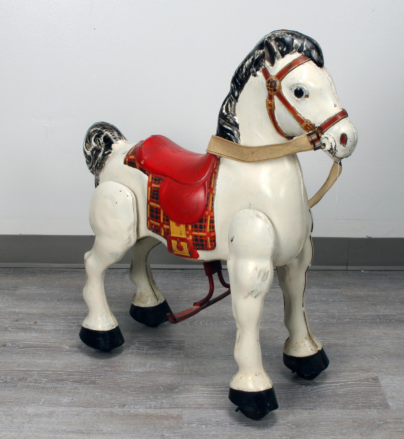 VINTAGE MOBO TOY PEDAL HORSE (1 of 7)