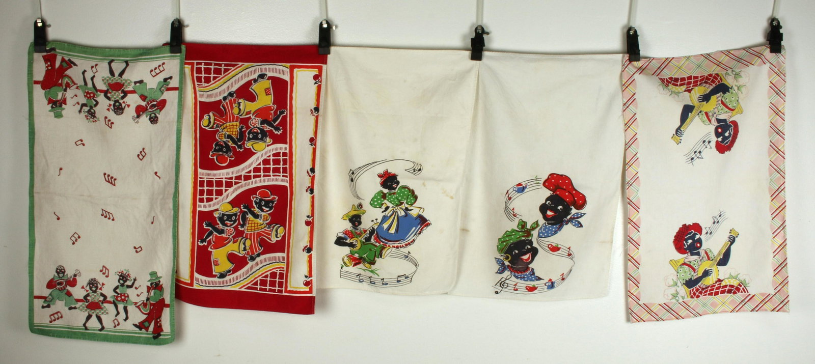 5 BLACK AMERICANA MUSICAL MUSICIAN DISH TOWELS: 5 BLACK AMERICANA MUSICAL MUSICIAN DISH TOWELS Vintage dish towels, all with a music theme. Banjo, horns, dancing, singing.