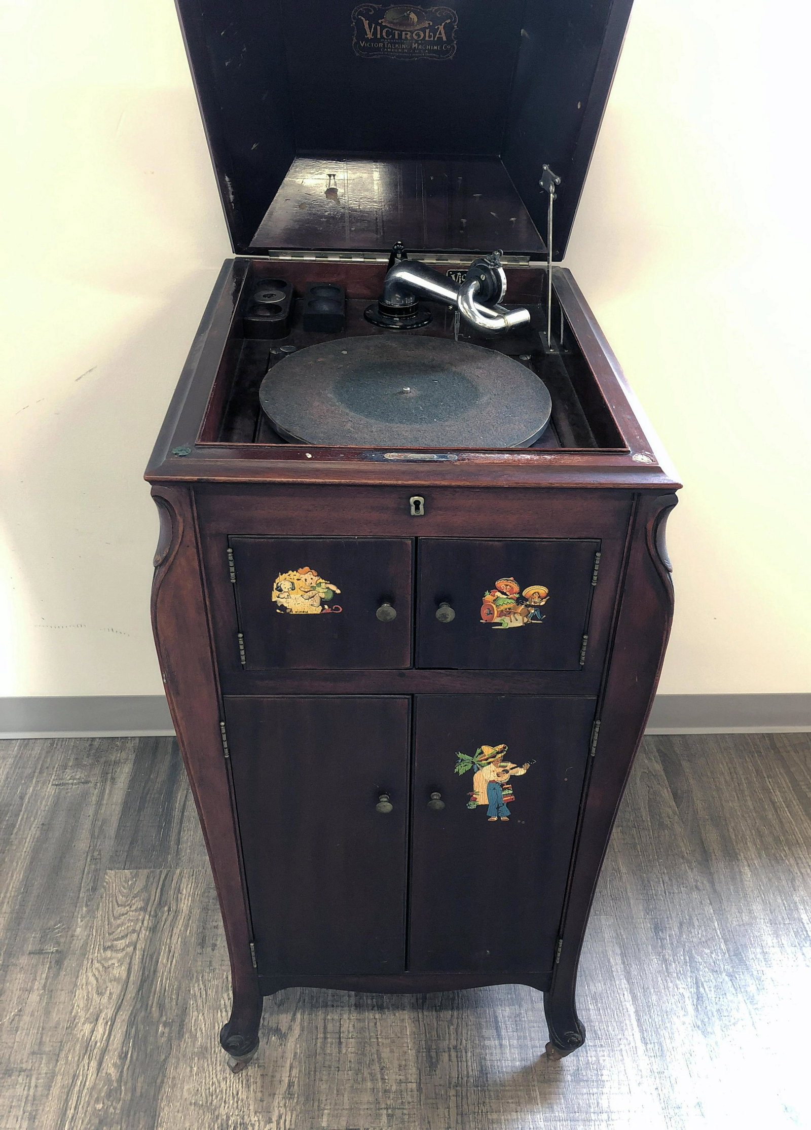 1915 VICTROLA VICTOR GRAMOPHONE STYLE VV-XI: 1915 VICTROLA VICTOR GRAMOPHONE STYLE VV-XI Made of mahogany with brass fittings. Three vintage decals on front doors. Condition- some scratching. Broken c