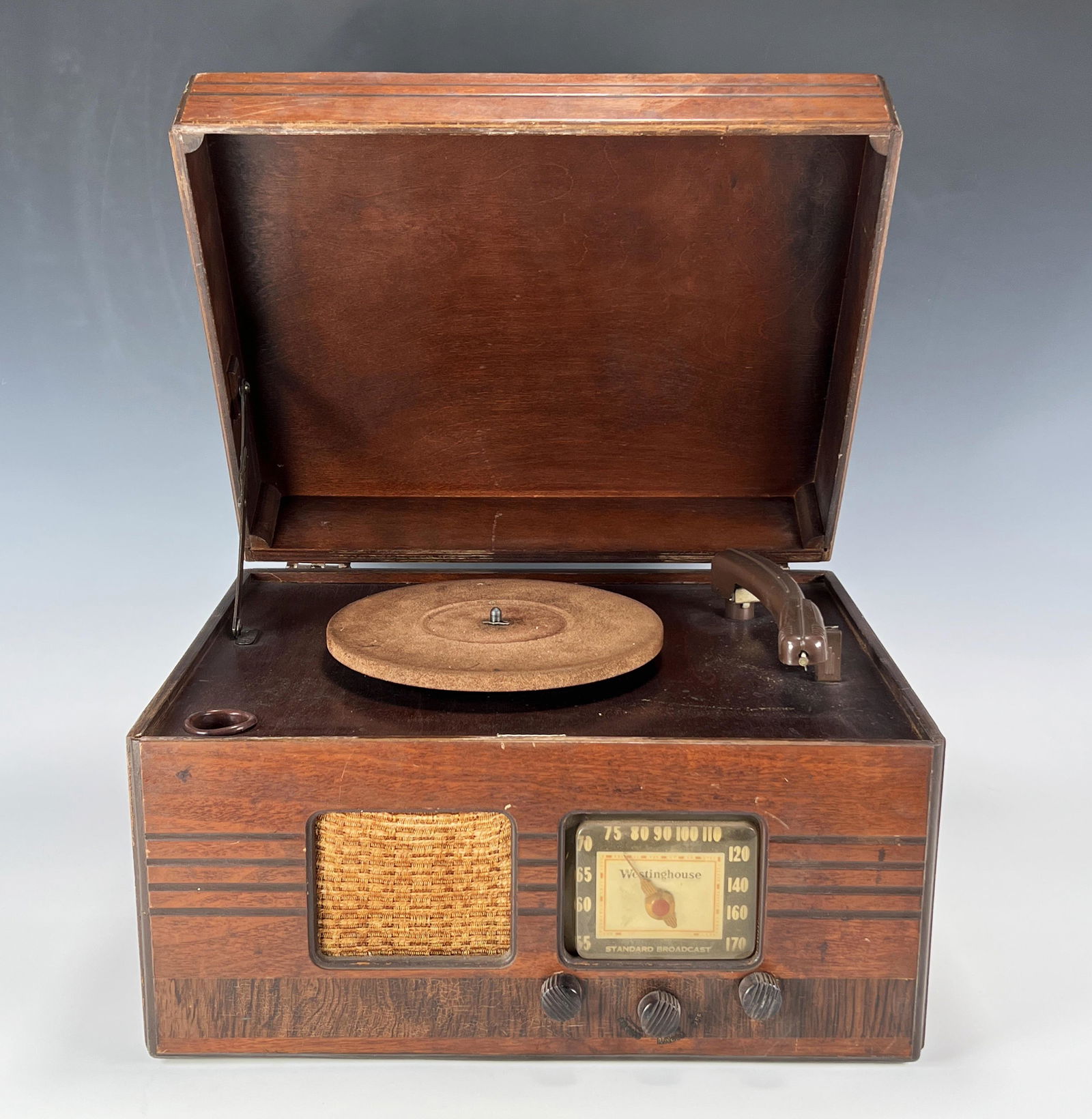 ANTIQUE WESTINGHOUSE RADIO RECORD PLAYER: ANTIQUE WESTINGHOUSE RADIO RECORD PLAYER Chasis Model WR42. Untested. 16 1/2" X 13 1/4" X 10 1/4" Shipping: