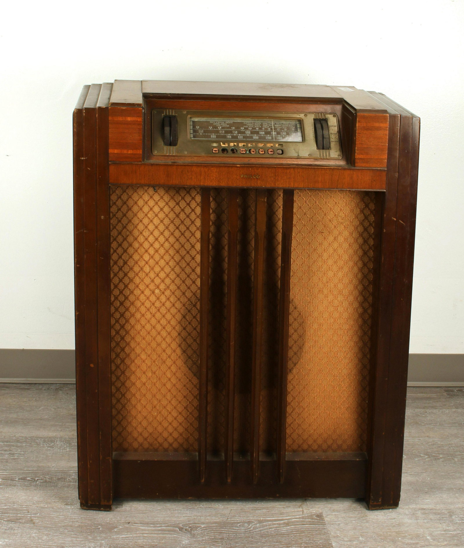 1939 PHILCO TUBE RADIO: 1939 PHILCO TUBE RADIO 1939 Philco tube radio. Model 39-36XX. Untested. 37 1/2" X 27 1/2" Shipping: