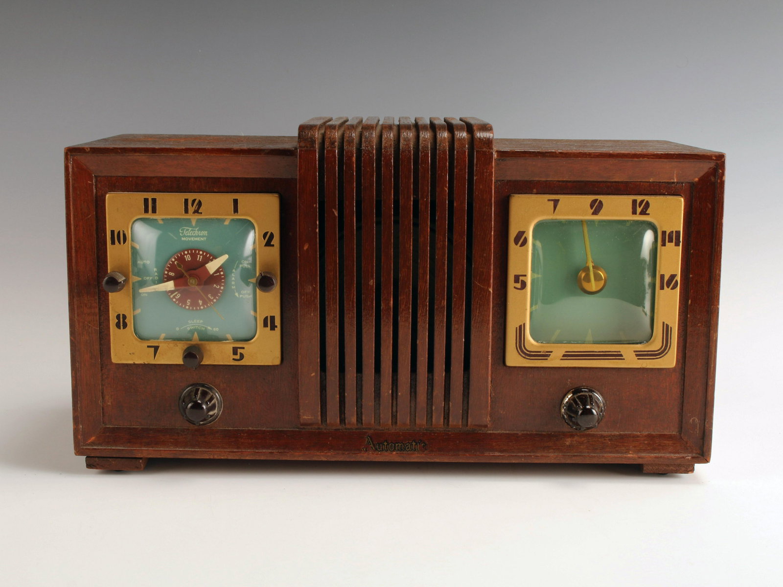 VINTAGE AUTOMATIC RADIO MFG CO. CLOCK RADIO RCA: VINTAGE AUTOMATIC RADIO MFG CO. CLOCK RADIO RCA Model CL-164. Untested. 13 1/4" X 5 1/4" X 7 1/4" Shipping: <