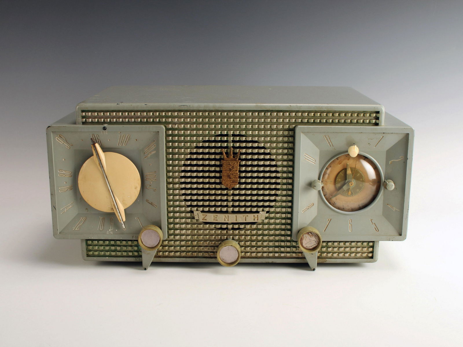 VINTAGE MID CENTURY ZENITH TUBE CLOCK RADIO S-18771: VINTAGE MID CENTURY ZENITH TUBE CLOCK RADIO S-18771 Vintage Zenith Tube Radio S-18771. Untested. 15" X 7 1/2" X 6" Shipp