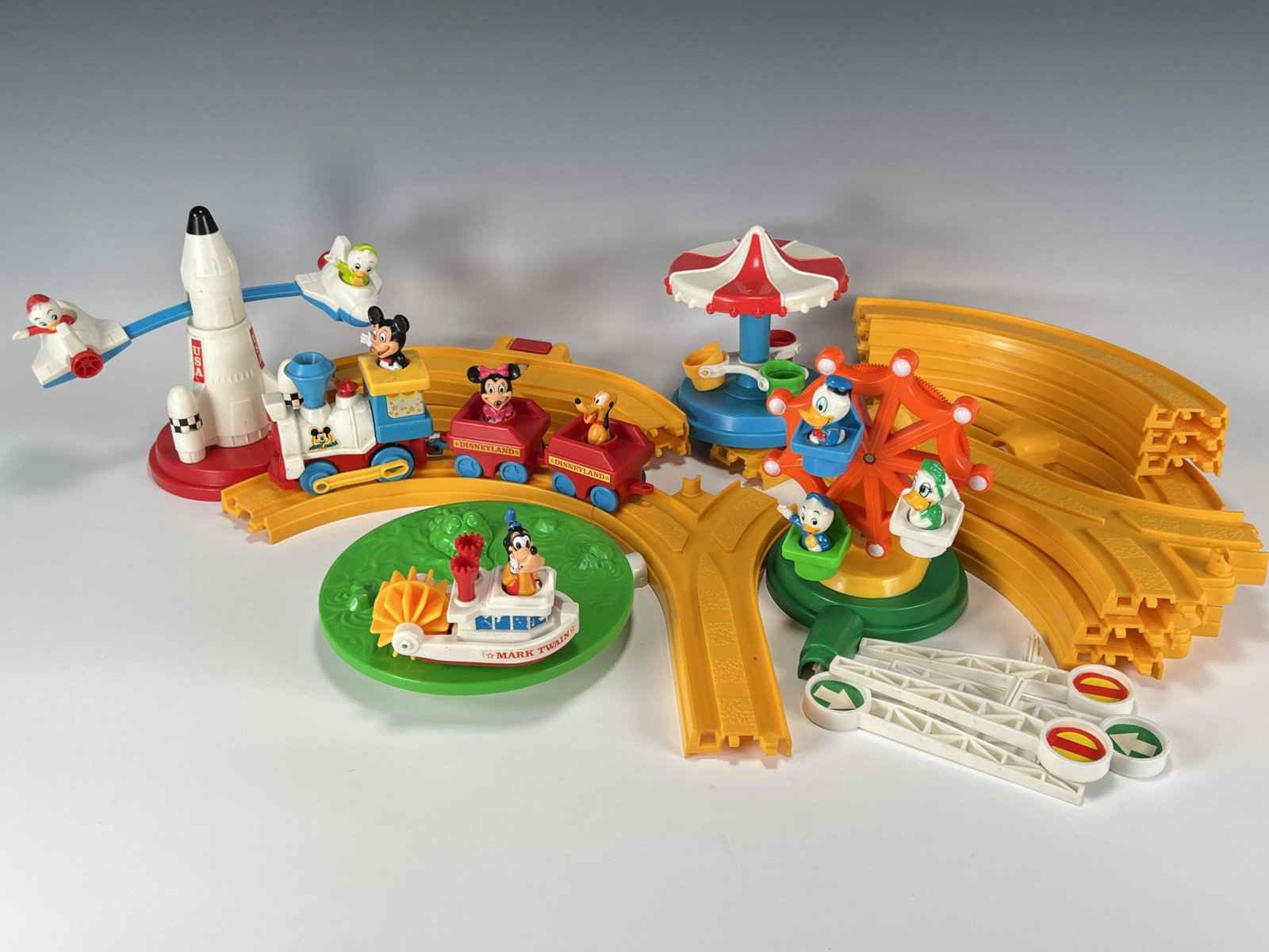 1988 LIL PLAYMATES DISNEYLAND AMUSEMENT PARK PLAYSET: 1988 LIL PLAYMATES DISNEYLAND AMUSEMENT PARK PLAYSET Set includes all rides, track, train and figures. Missing box. Shipping: Shippin