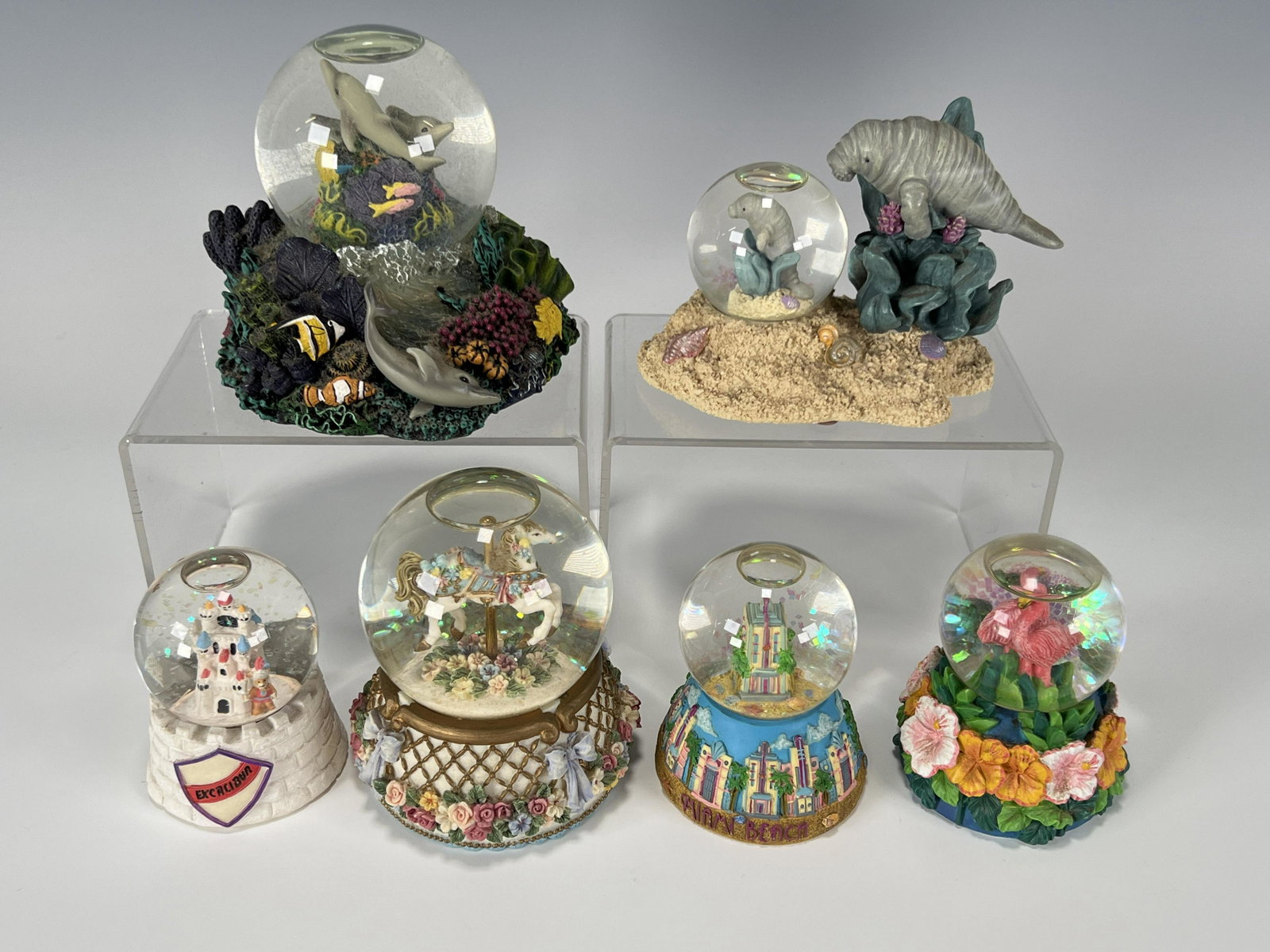 SEA WORLD MARINE LIFE ANIMAL SNOW GLOBES: SEA WORLD MARINE LIFE ANIMAL SNOW GLOBES Some marine Life, carousel, birds, and other travel souvenir snow globes. Some marked Sea World. 5"