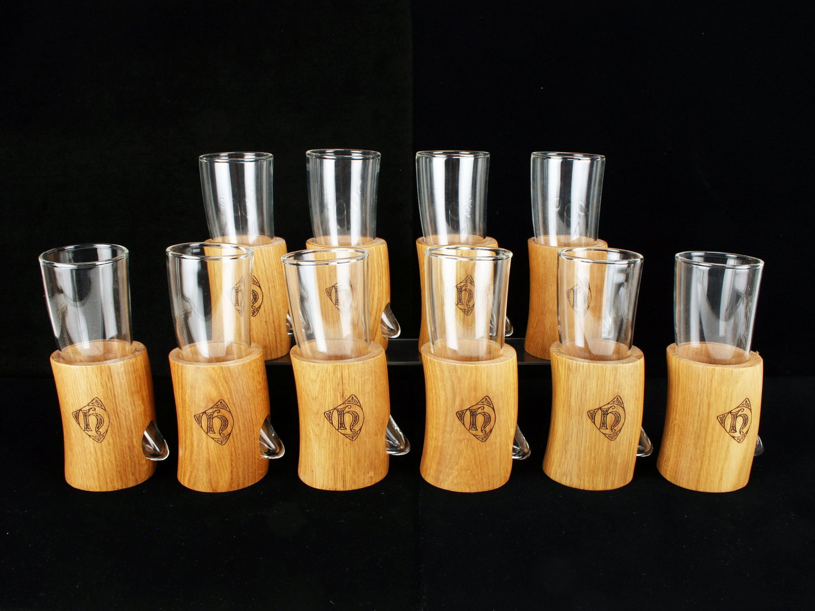 12 HORN BEER GLASSES WITH WOODEN HOLDER: 12 HORN BEER GLASSES WITH WOODEN HOLDER Unknown Brewery, viking-esque horn glasses with wooden holders. 3" X 8" Shipping: