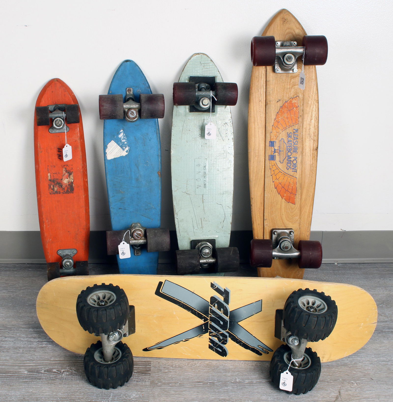 5 VINTAGE SKATEBOARDS RARE BRANDS: 5 VINTAGE SKATEBOARDS RARE BRANDS Includes a Mona deck, Costa Mesa California. Pleasure Point Skateboard deck. 30" X 8" Ship