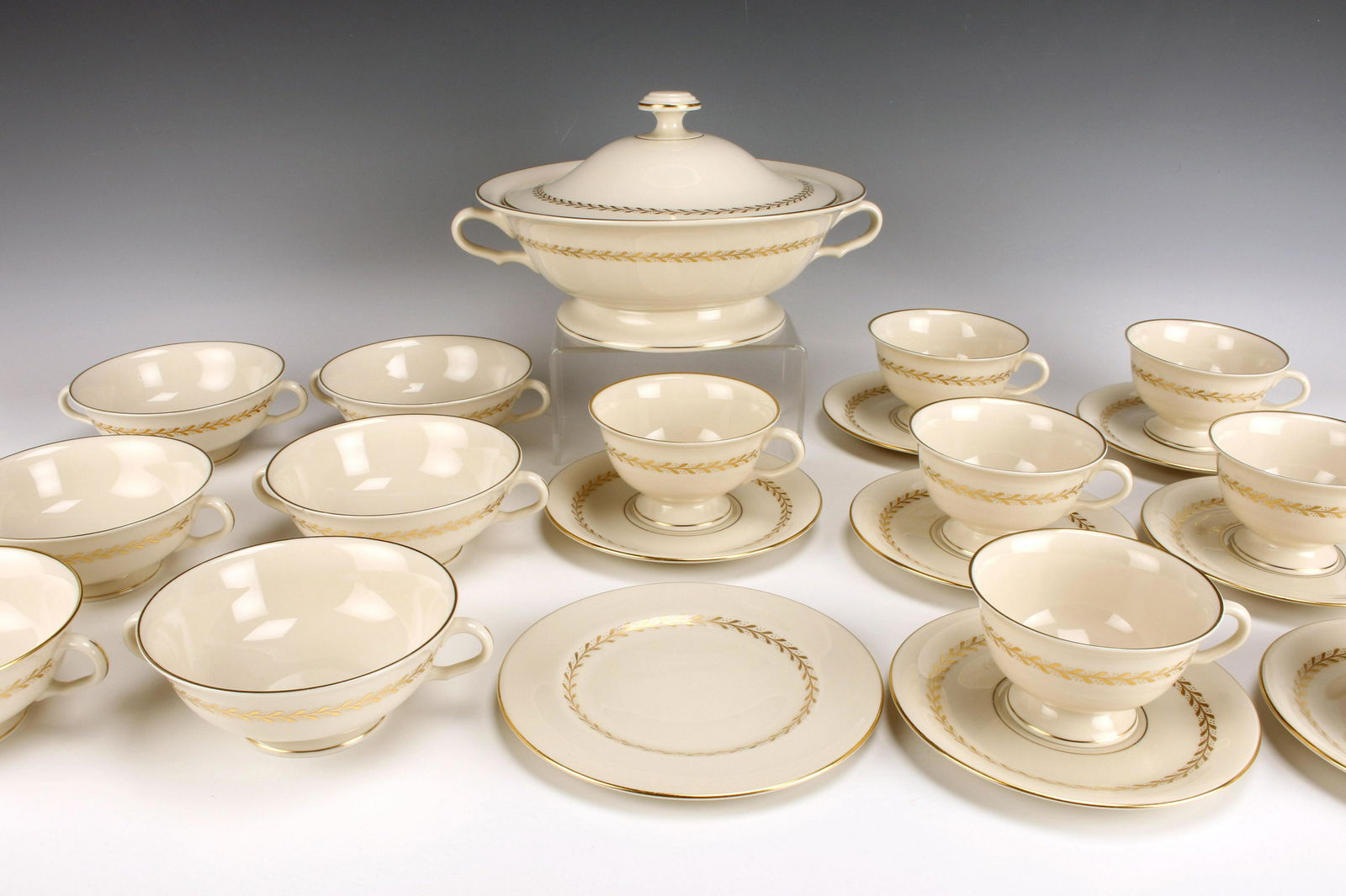 PICKARD LAUREL PORCELAIN SET (1 of 3)