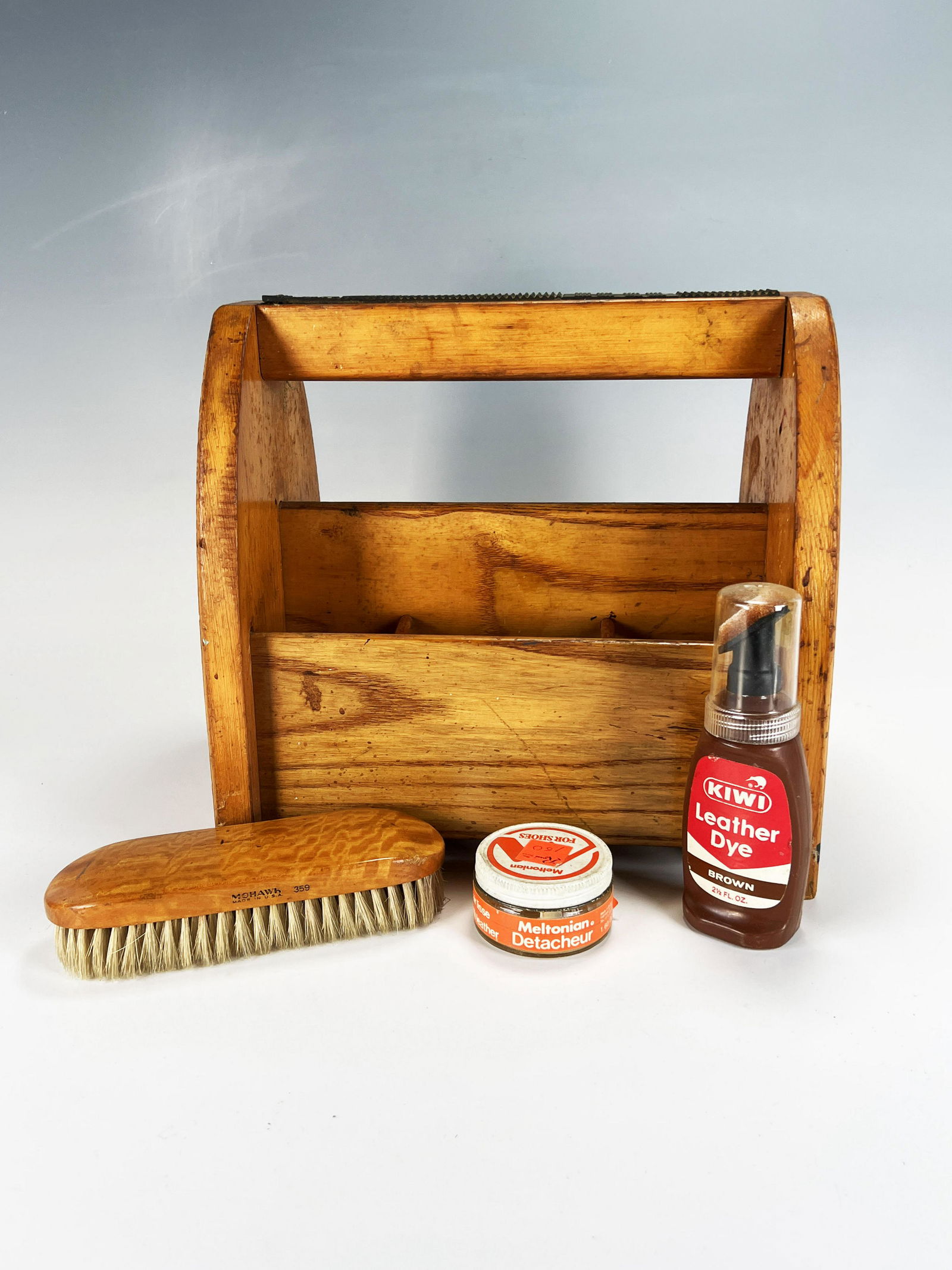 VINTAGE WOODEN SHOE SHINE KIT (1 of 7)