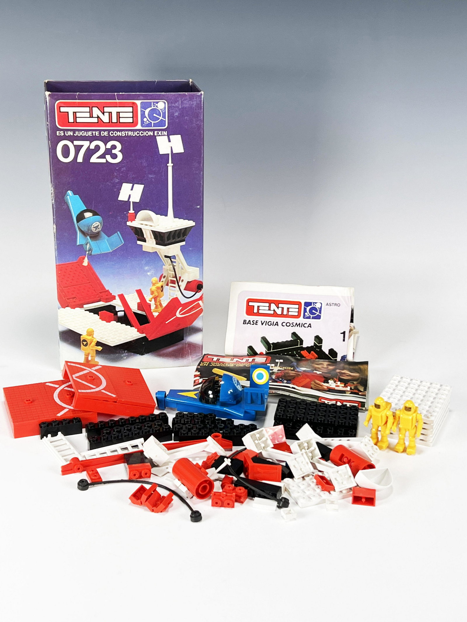 TENTE BASE VIGIA COSMICA SET IN BOX: TENTE BASE VIGIA COSMICA SET IN BOX Some connection have broken. Box has wear. 5" X 9 1/2" Shipping: