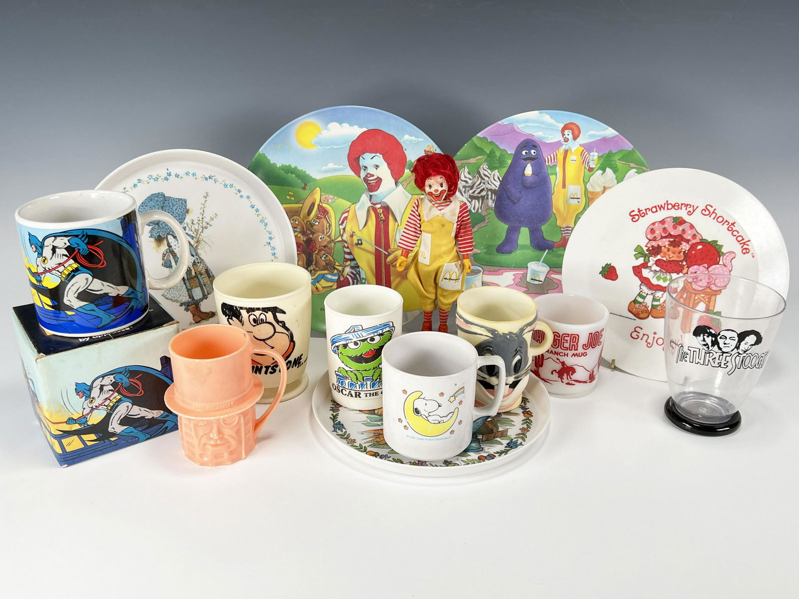 VINTAGE COLLECTIBLE PLATES & CUPS (1 of 5)