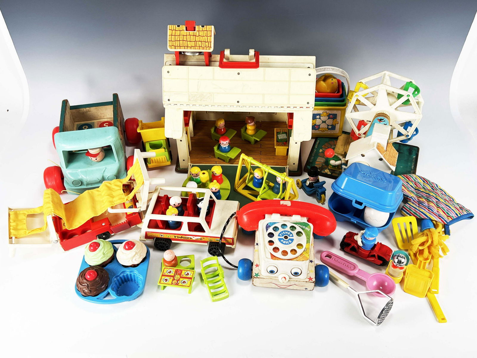 VINTAGE 70S - 80S FISHER PRICE LOT (1 of 5)