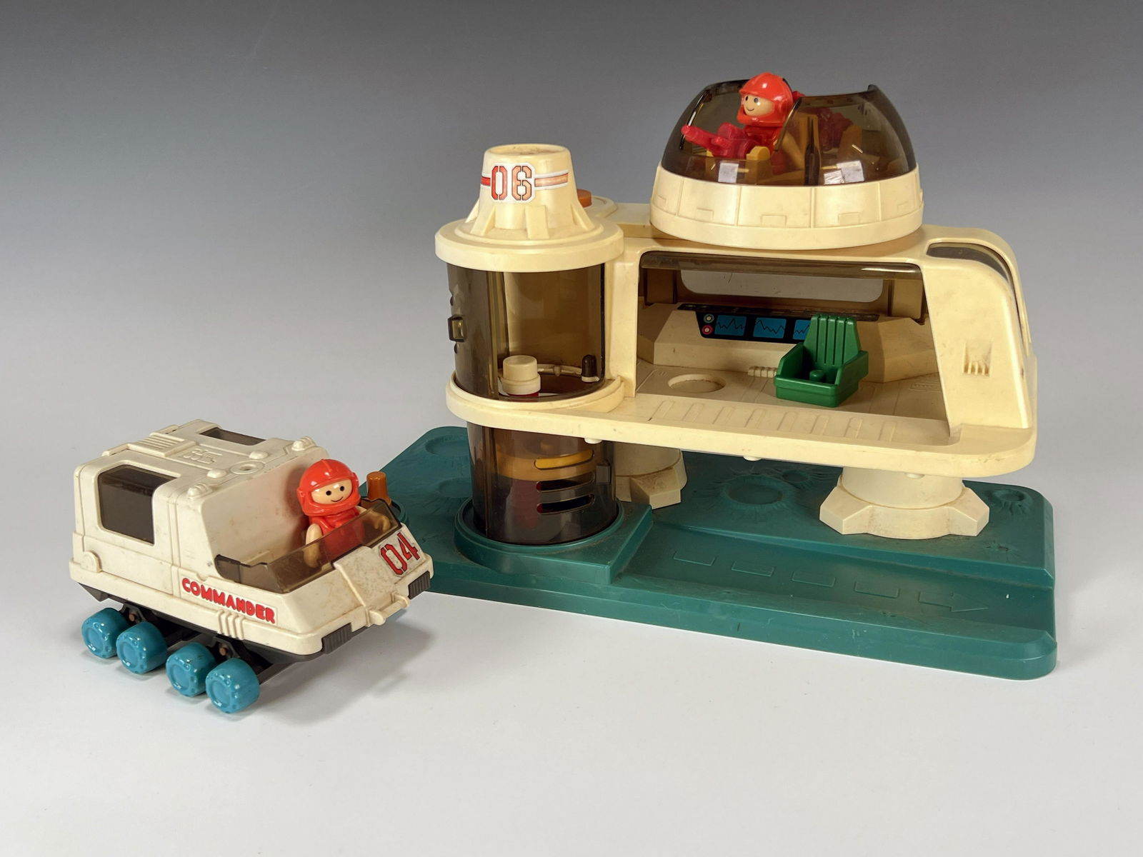 VINTAGE PLAYMATES SPACE STATION PLAY SET (1 of 4)
