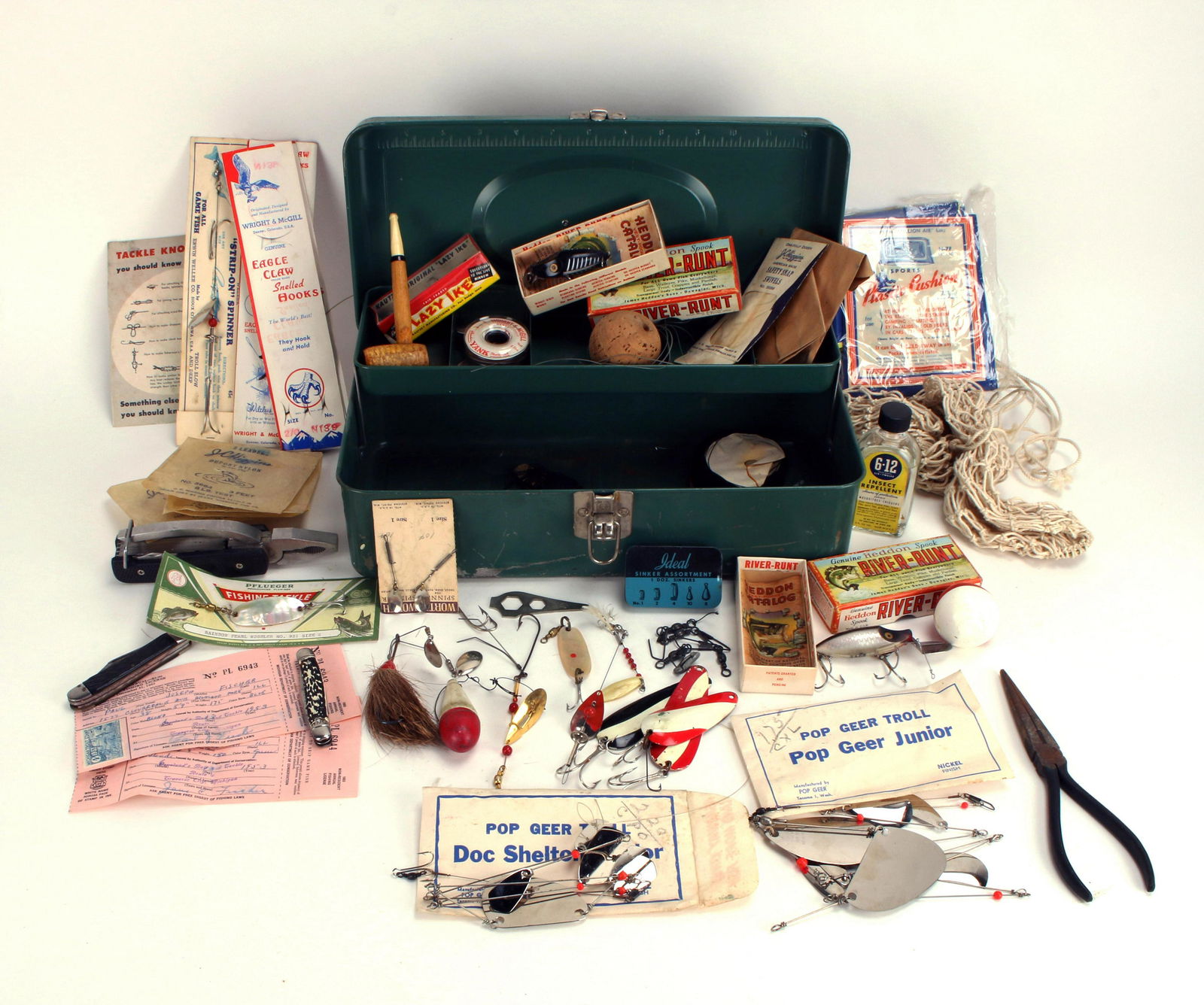 VINTAGE TACKLEBOX FILLED WITH LURES AND MUCH MORE (1 of 8)