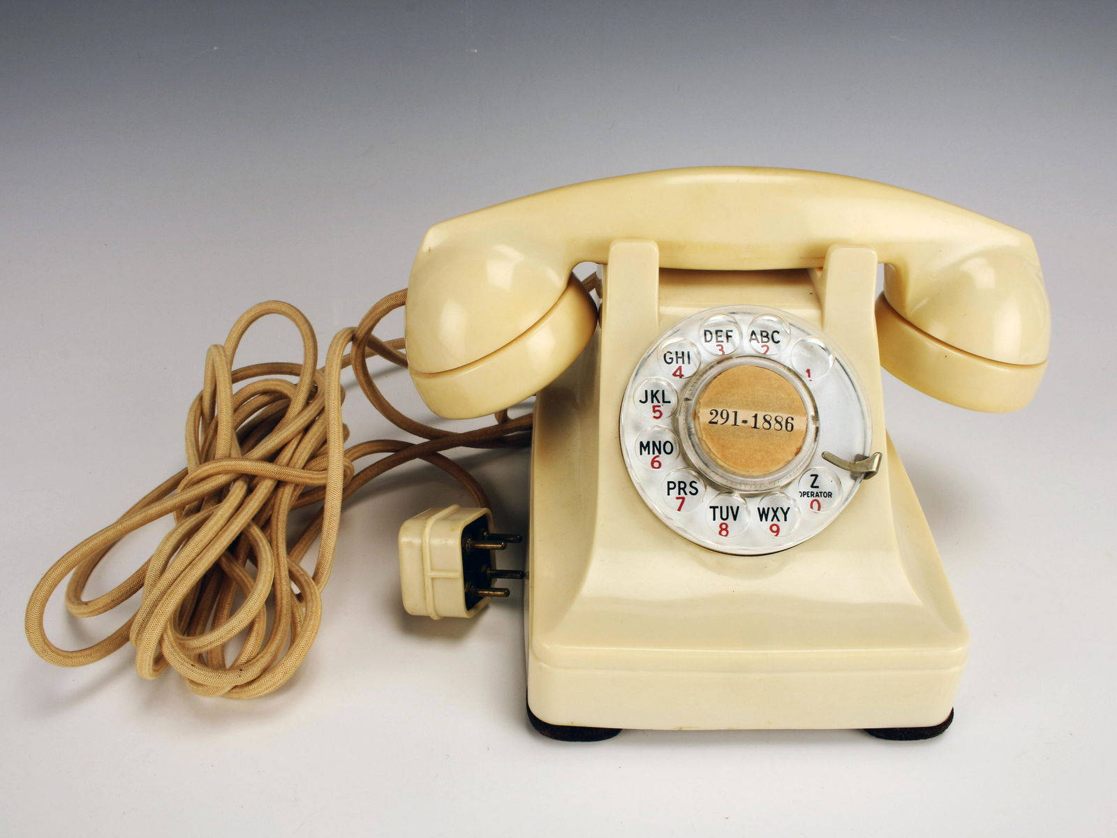IVORY WESTERN ELECTRIC 302 TELEPHONE, DATED AUGUST 1952: IVORY WESTERN ELECTRIC 302 TELEPHONE, DATED AUGUST 1952 In “ivory” Bakelite including original Bakelite plug. 5" X 7&q