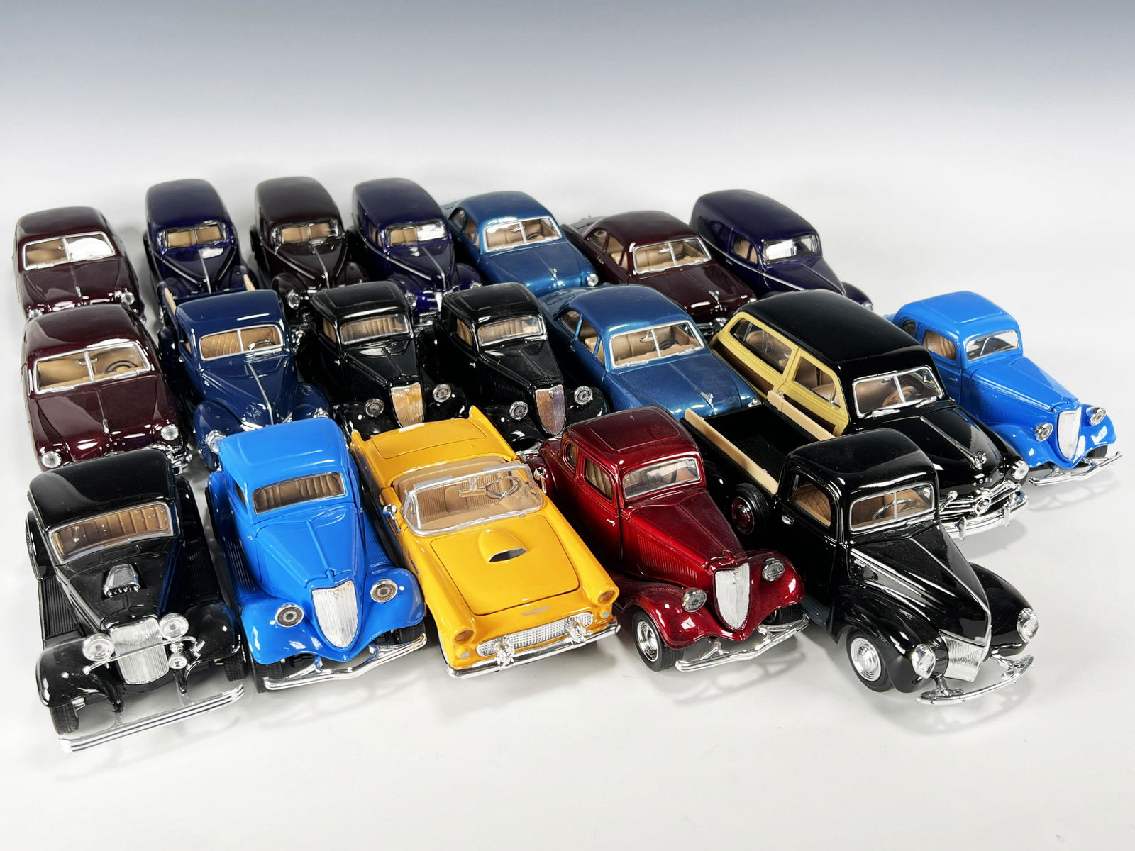 LOT OF SCALE MODEL CARS FORD (1 of 7)