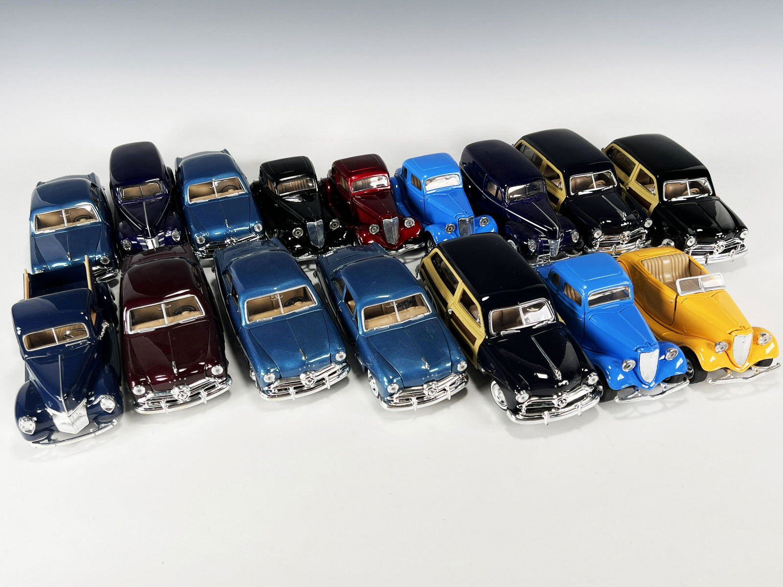 LOT OF SCALE MODEL CARS FORD (1 of 7)